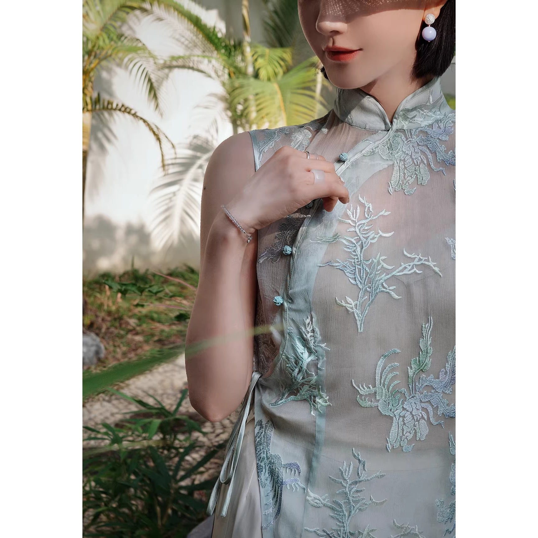 草花の刺繍シルクトップス