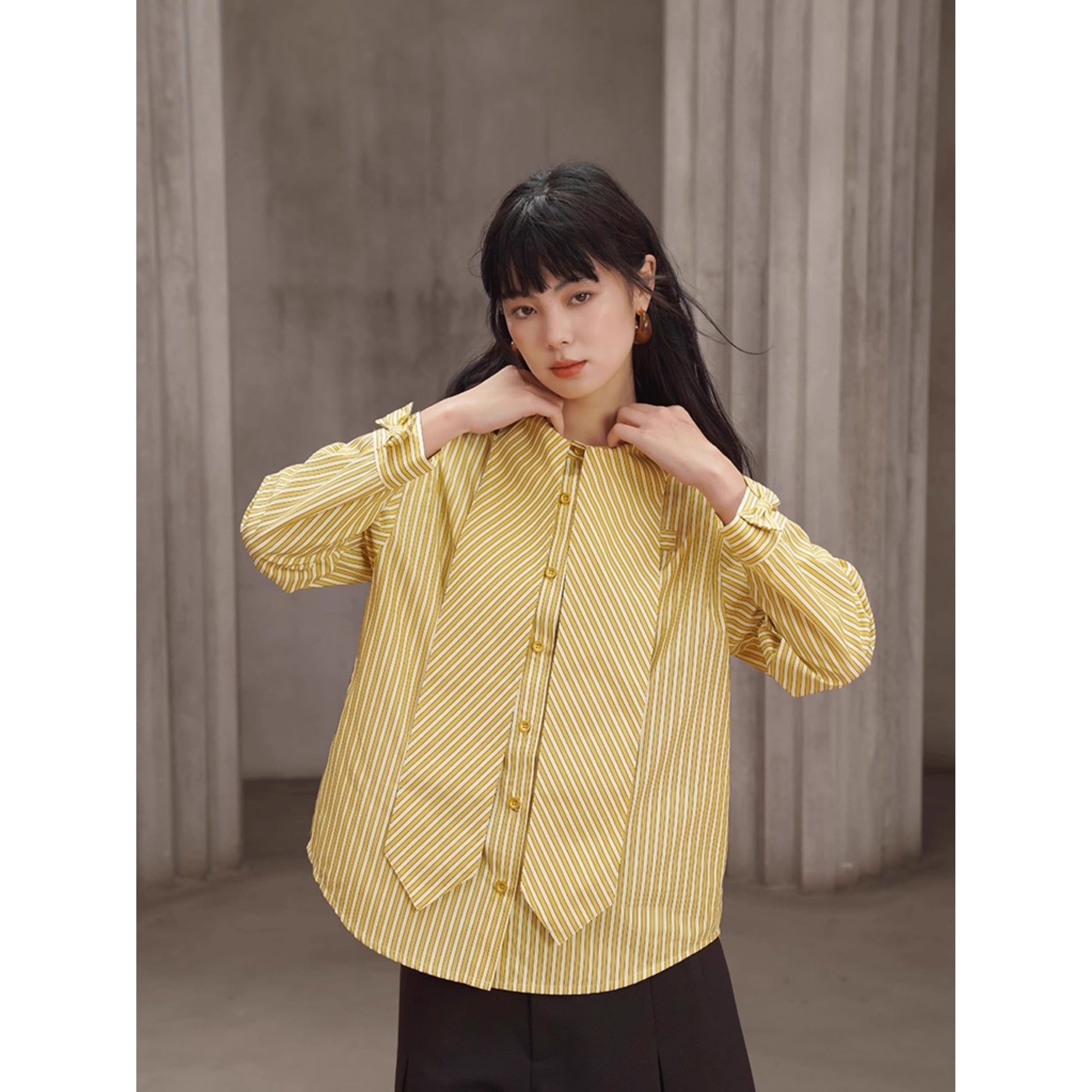 薄黄の縦縞ストライプブラウス