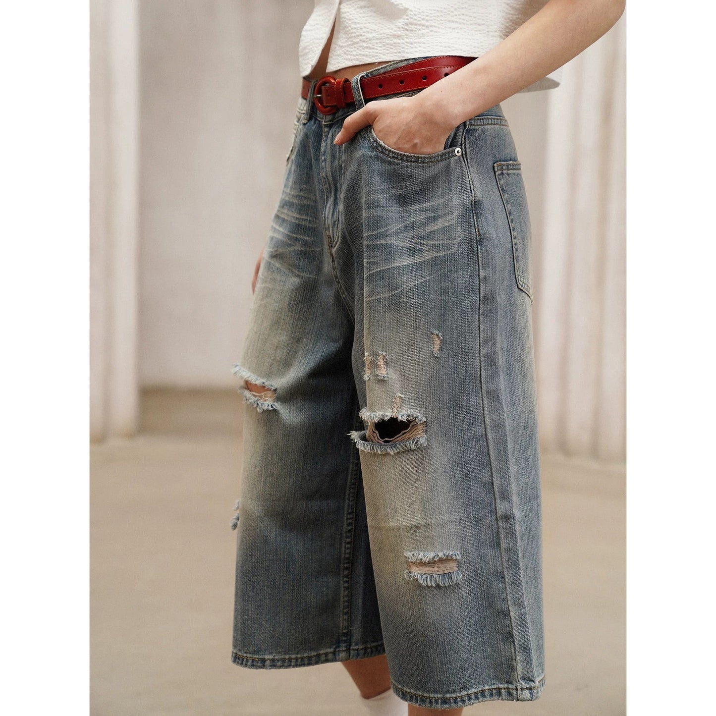 青藍色のクロップドワイドデニムパンツ