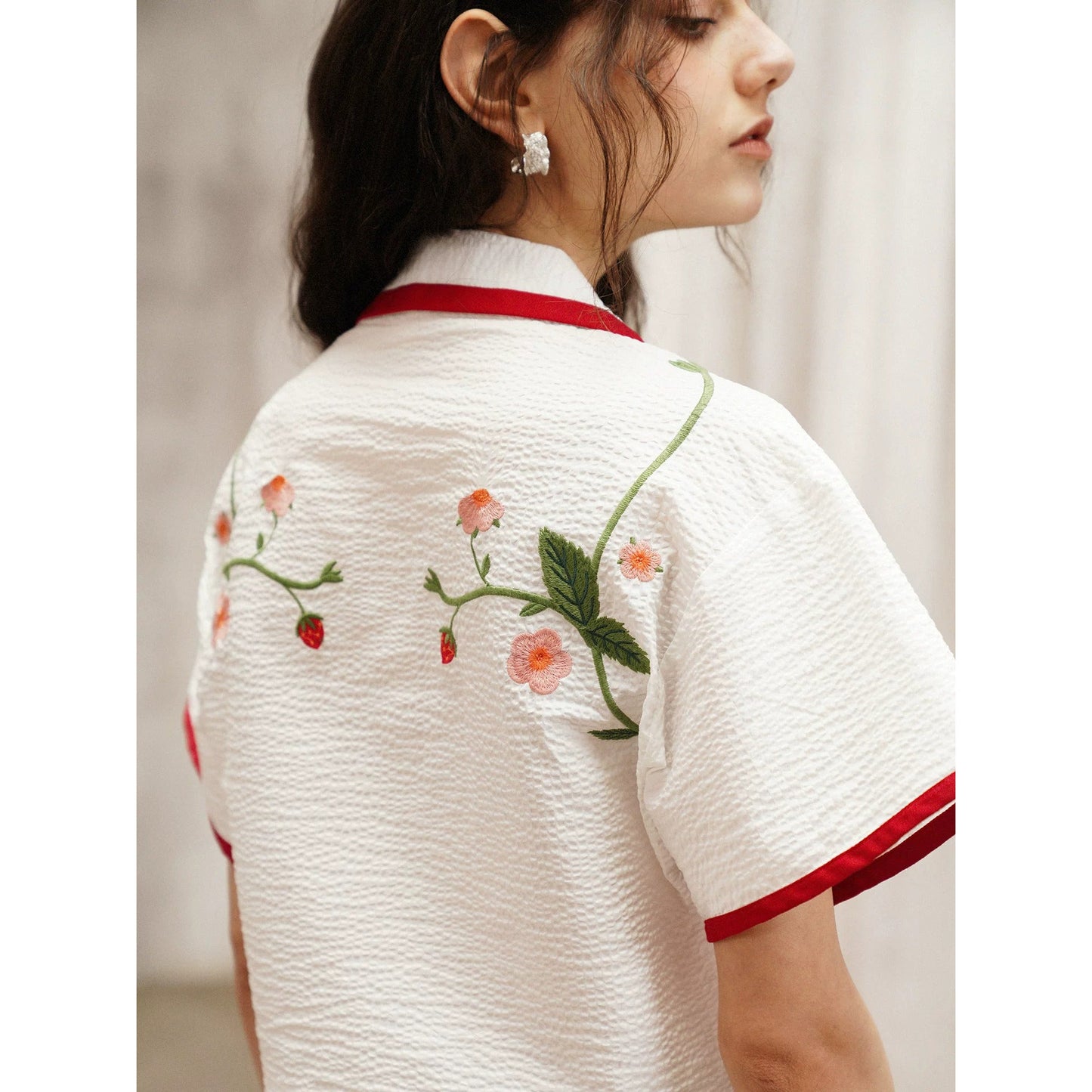 苺と花の刺繍シャツ
