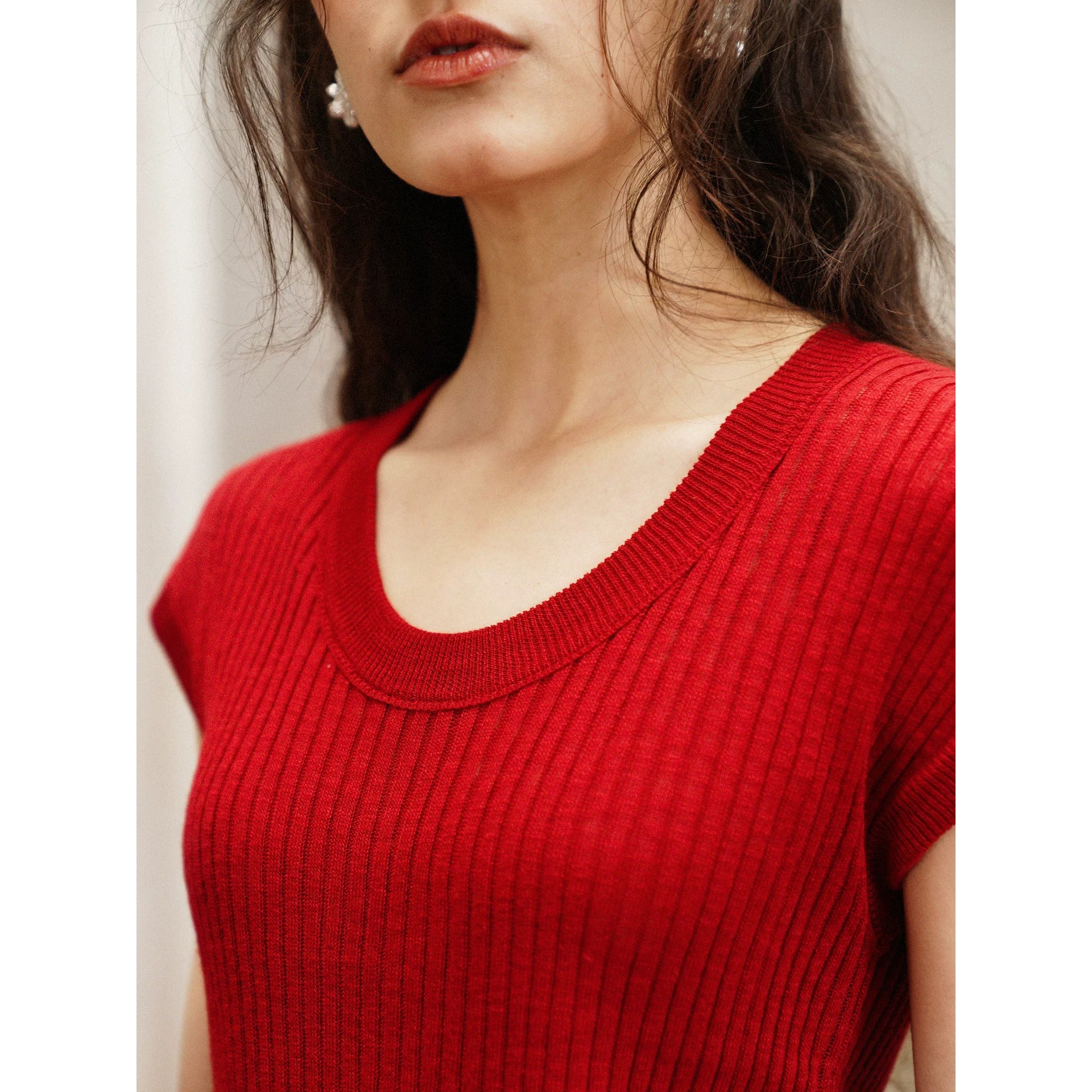 真っ赤な果実色のニットTシャツ
