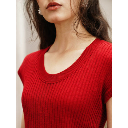 真っ赤な果実色のニットTシャツ