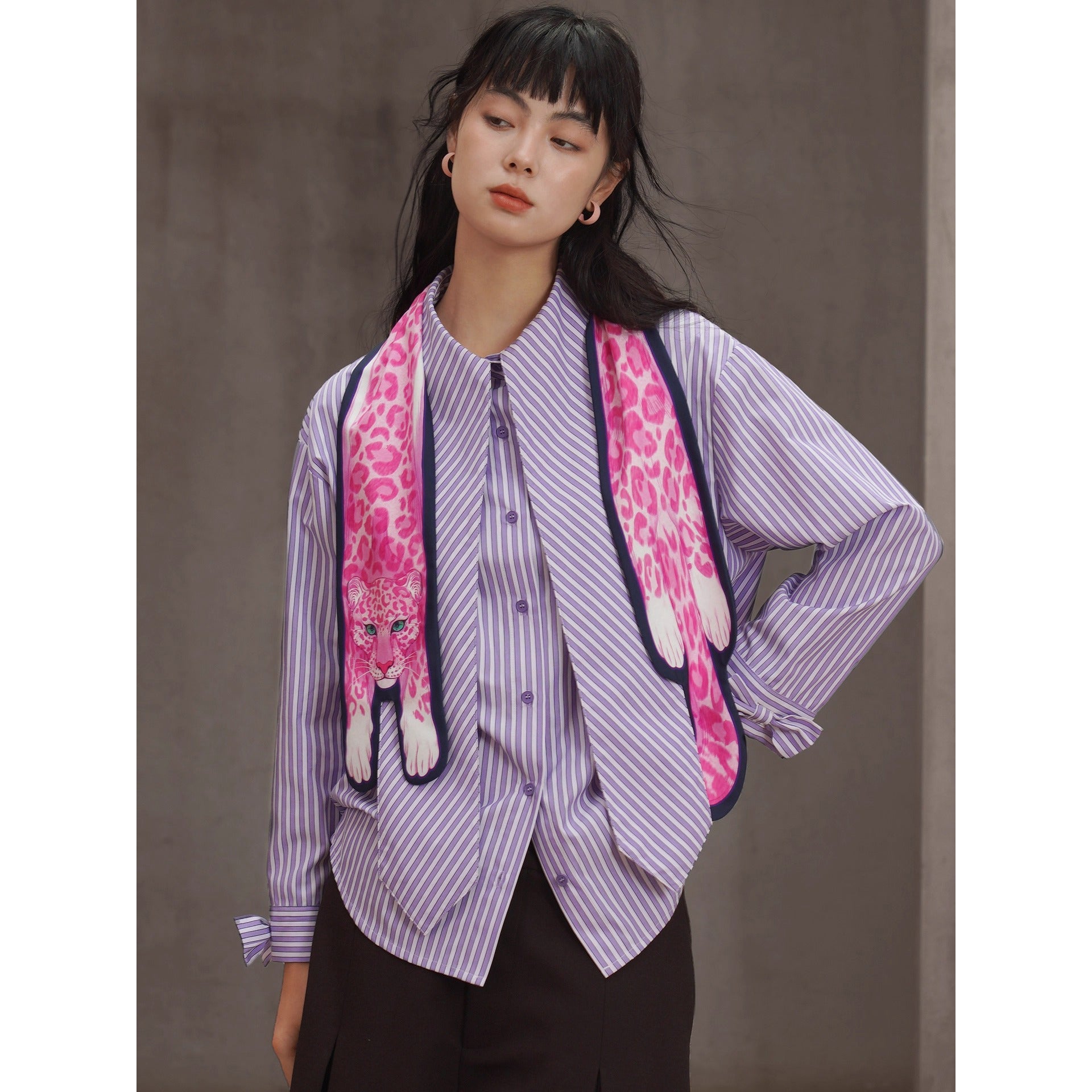 薄紫の縦縞ストライプブラウス