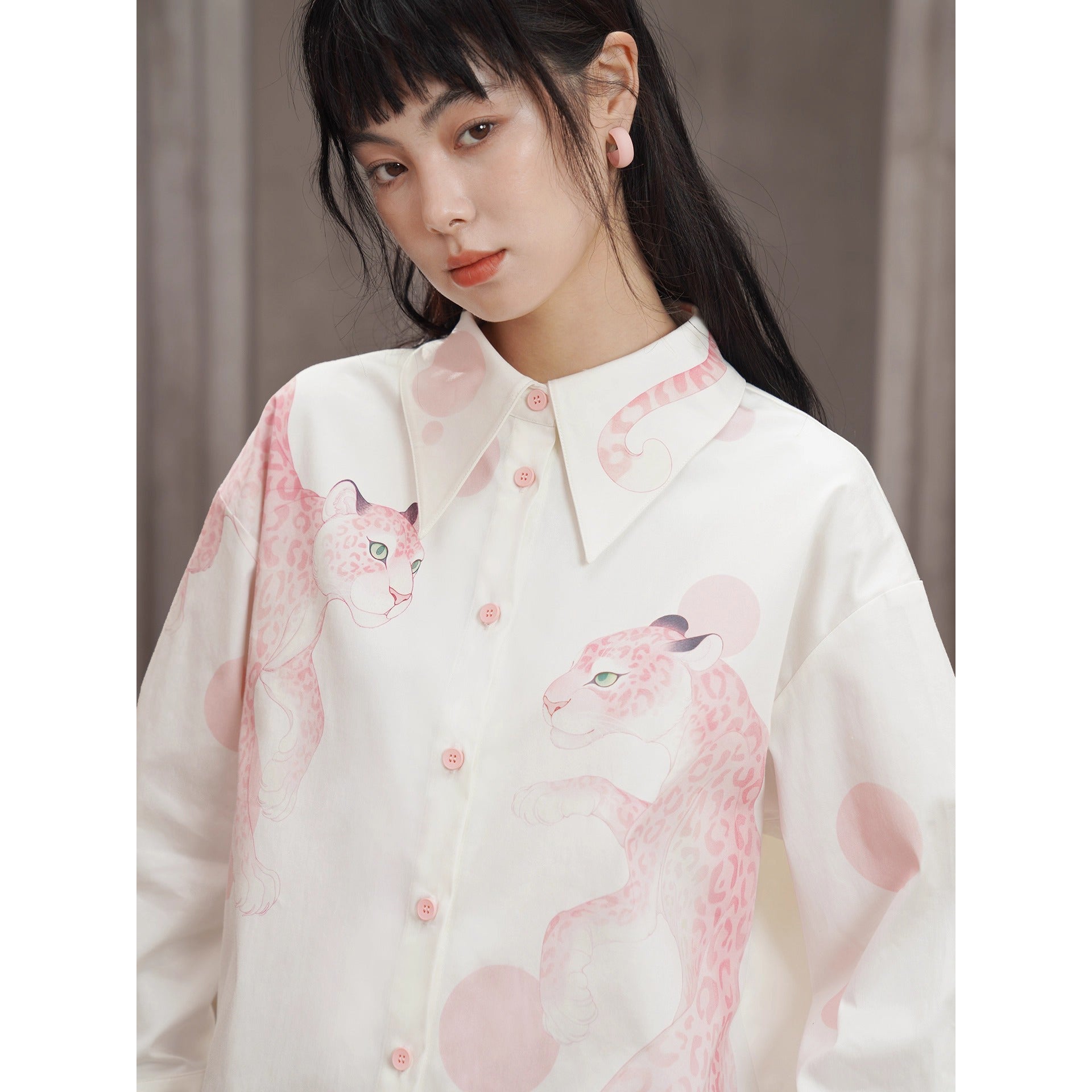 豹の挿絵ブラウス