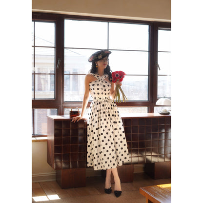 映画女優の水玉柄ワンピース