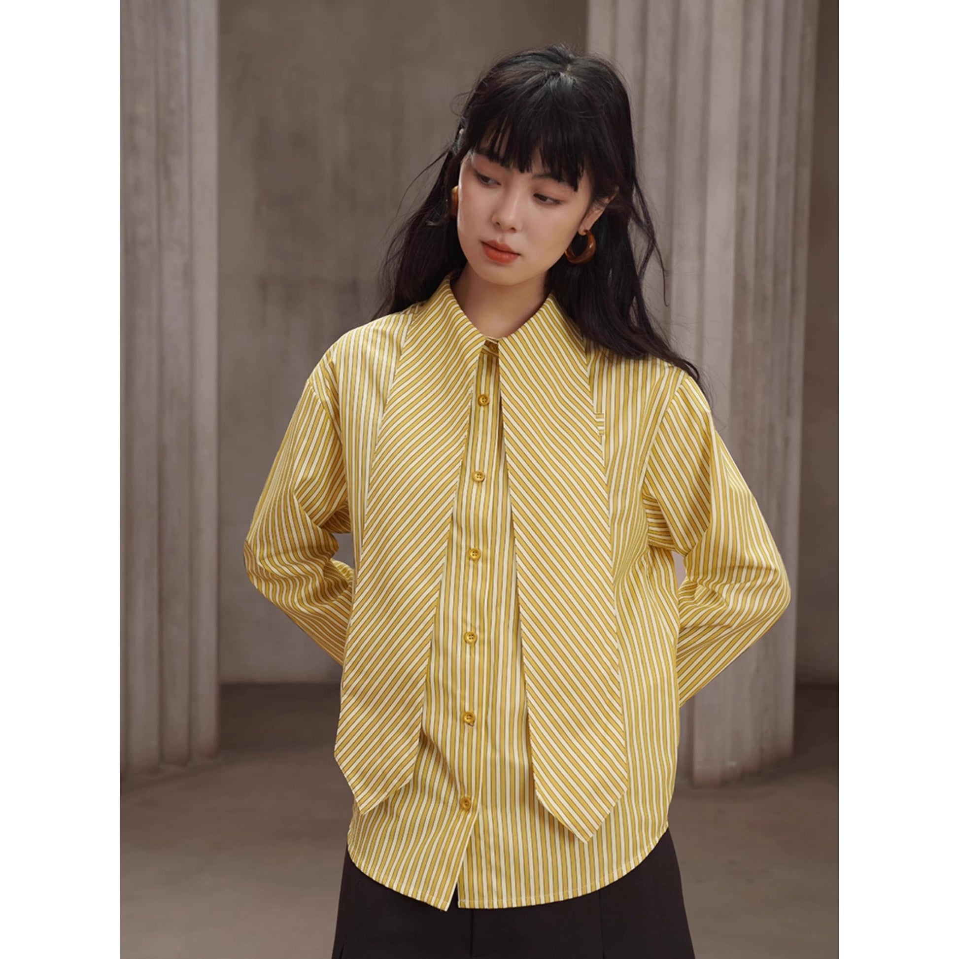 薄黄の縦縞ストライプブラウス