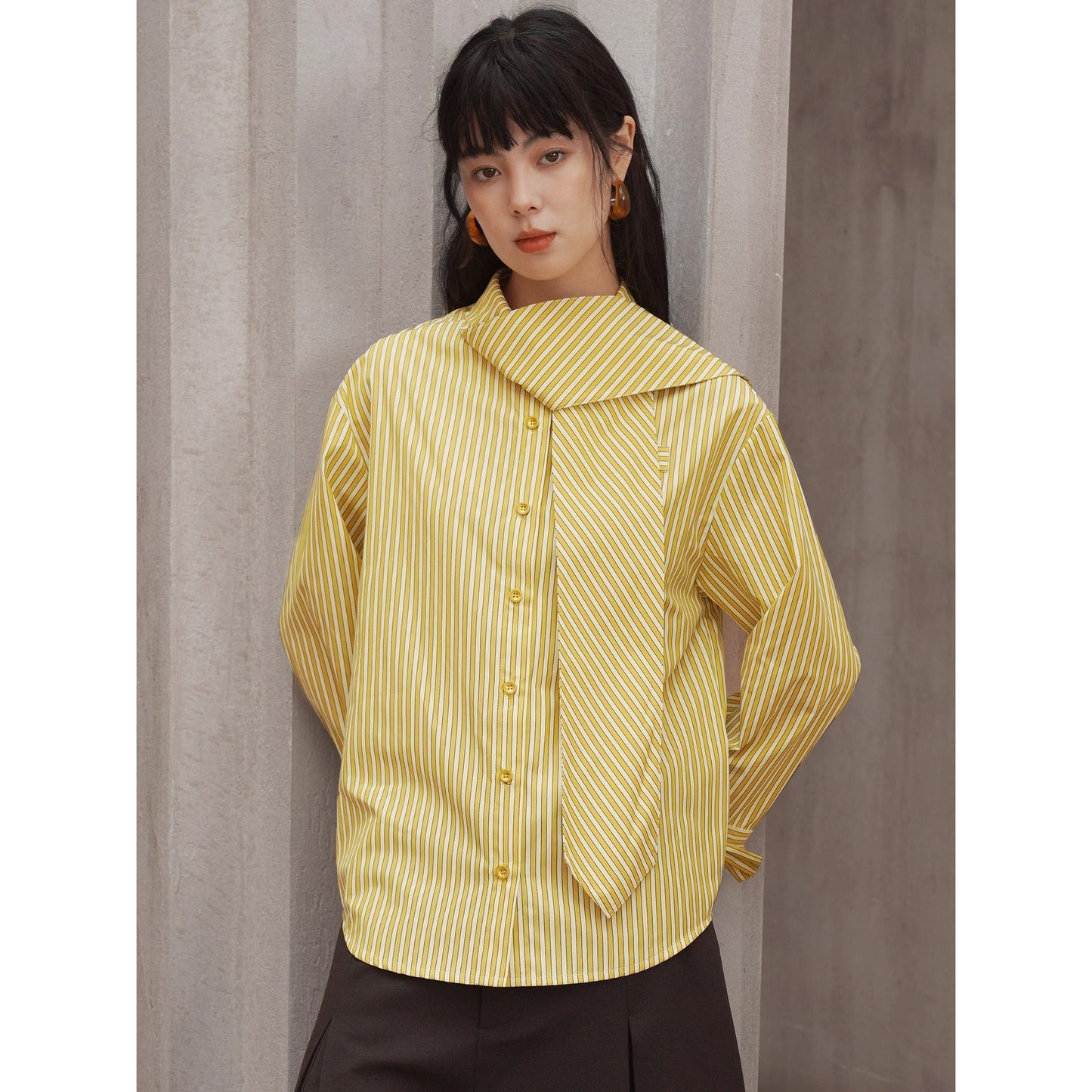 薄黄の縦縞ストライプブラウス