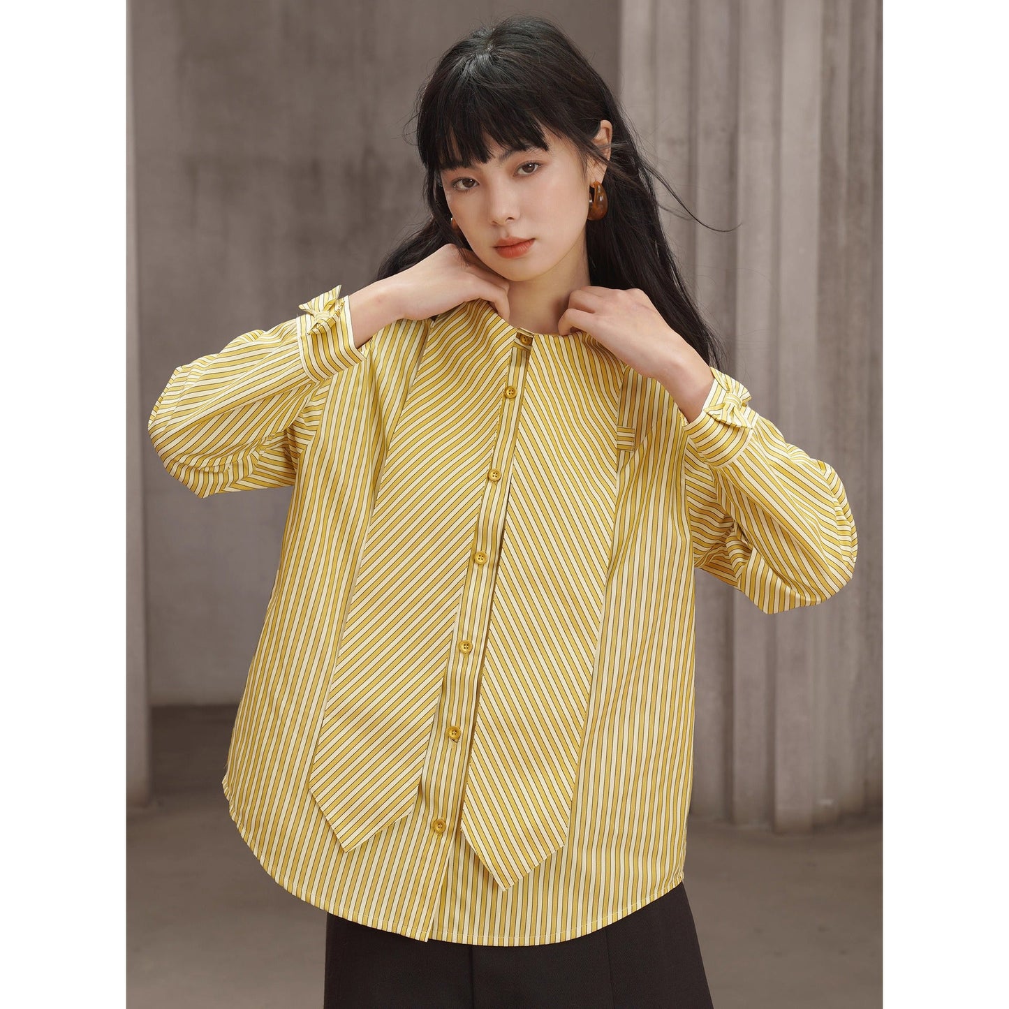 薄黄の縦縞ストライプブラウス