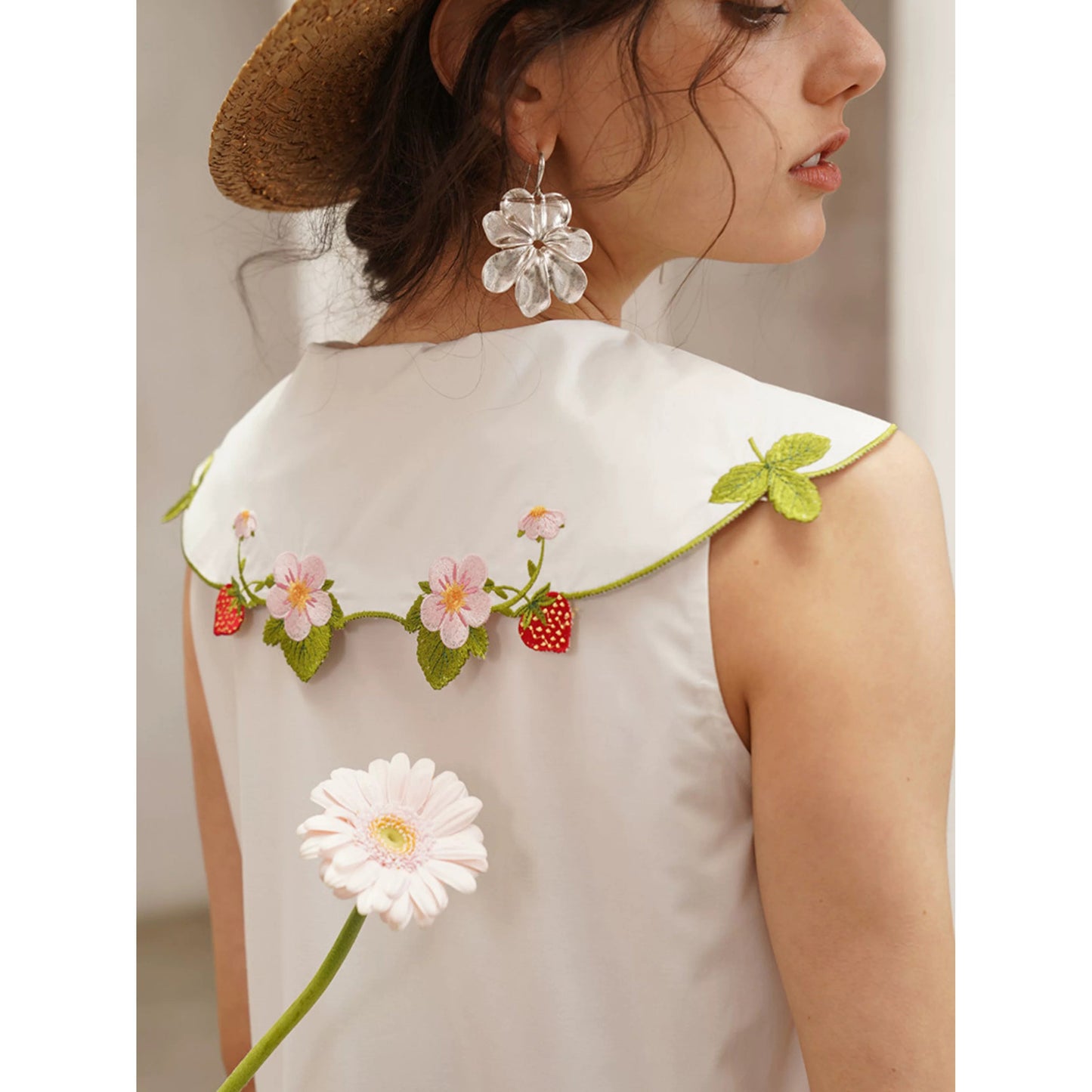 苺と花の刺繍ブラウス