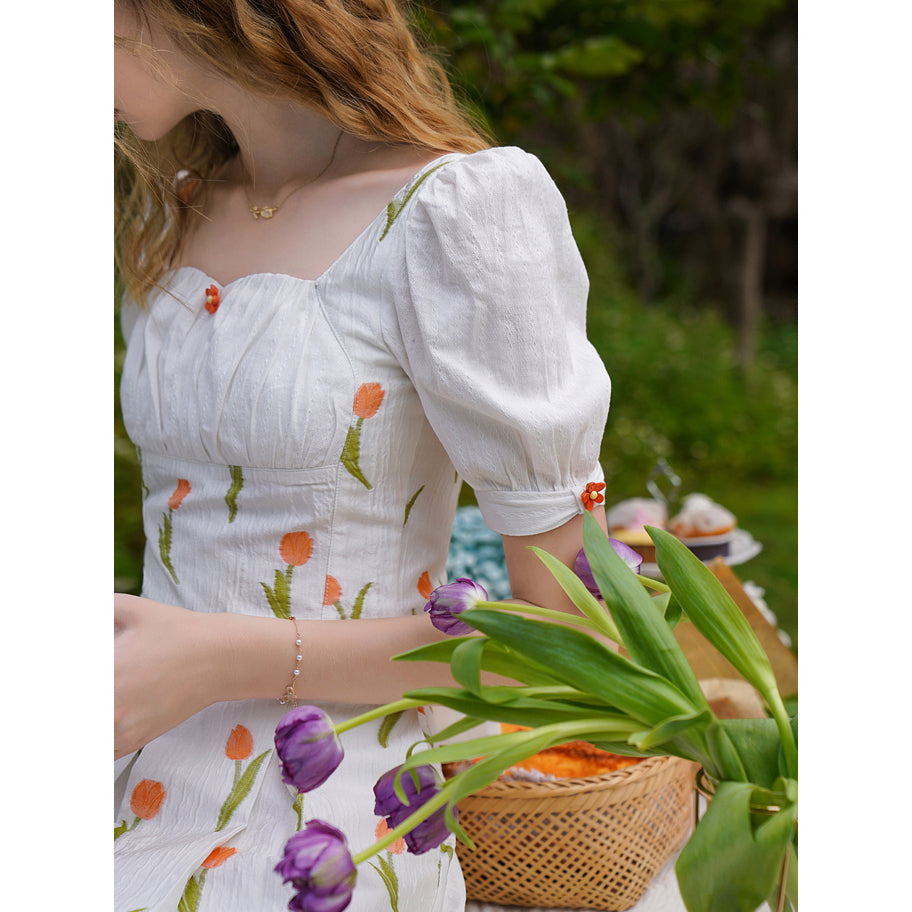 チューリップの花咲くショートトップスとロングスカート