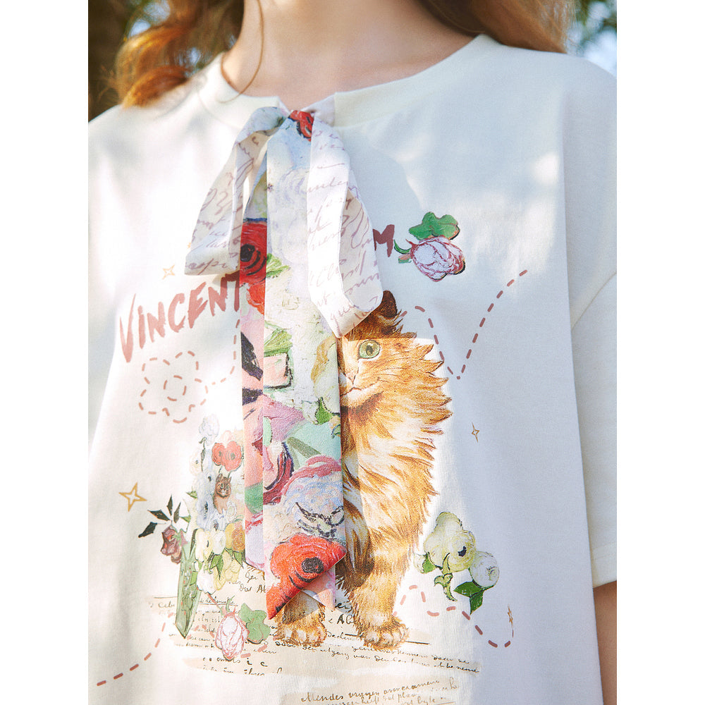 子猫とバラとアネモネの日本の花瓶Tシャツ