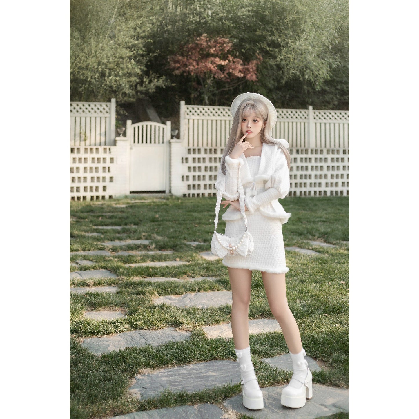 純白の令嬢のツイードジャケットとハーフスカート