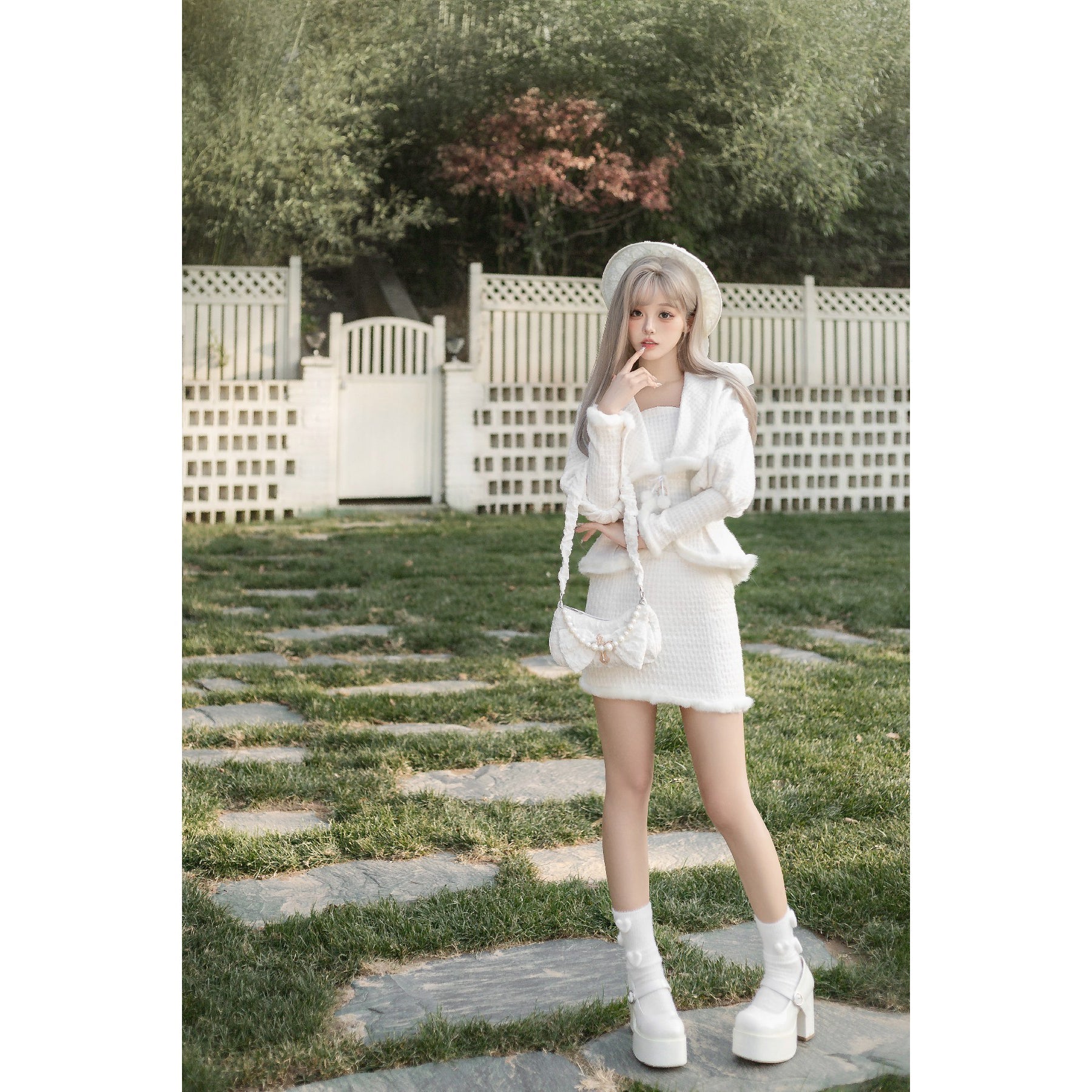 純白の令嬢のツイードジャケットとハーフスカート