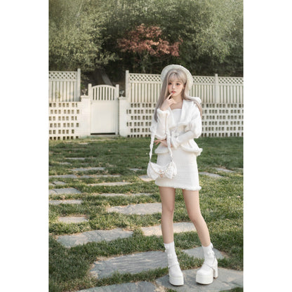 純白の令嬢のツイードジャケットとハーフスカート