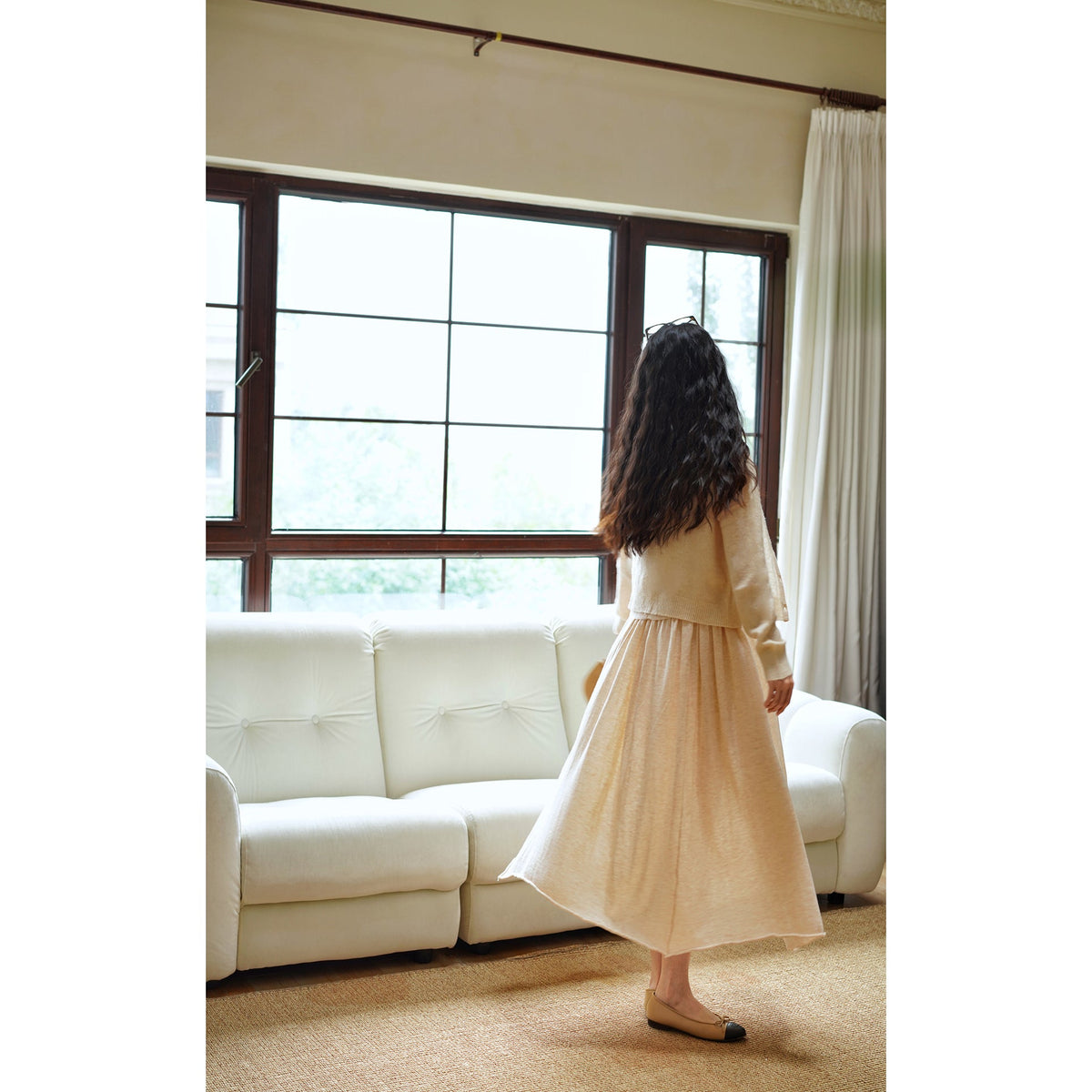 淑女のためのタートルネックニットとドレープスカート