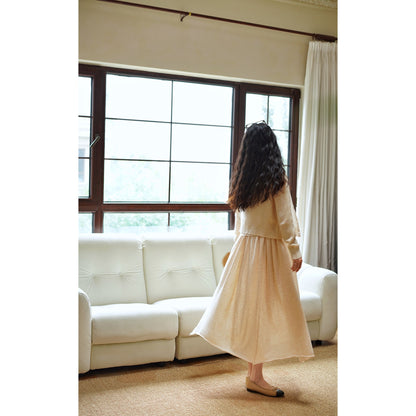 淑女のためのタートルネックニットとドレープスカート