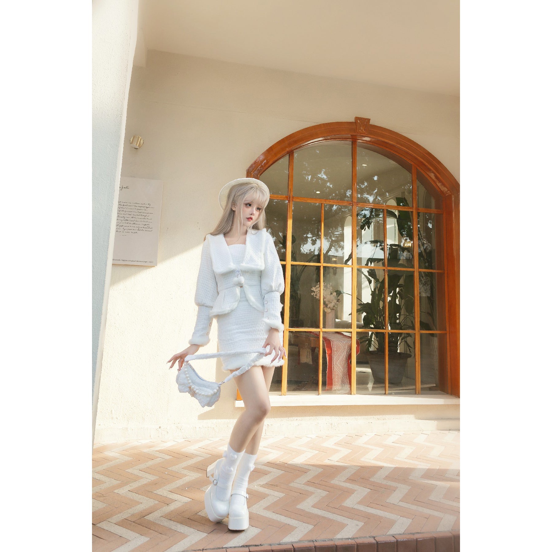 純白の令嬢のツイードジャケットとハーフスカート