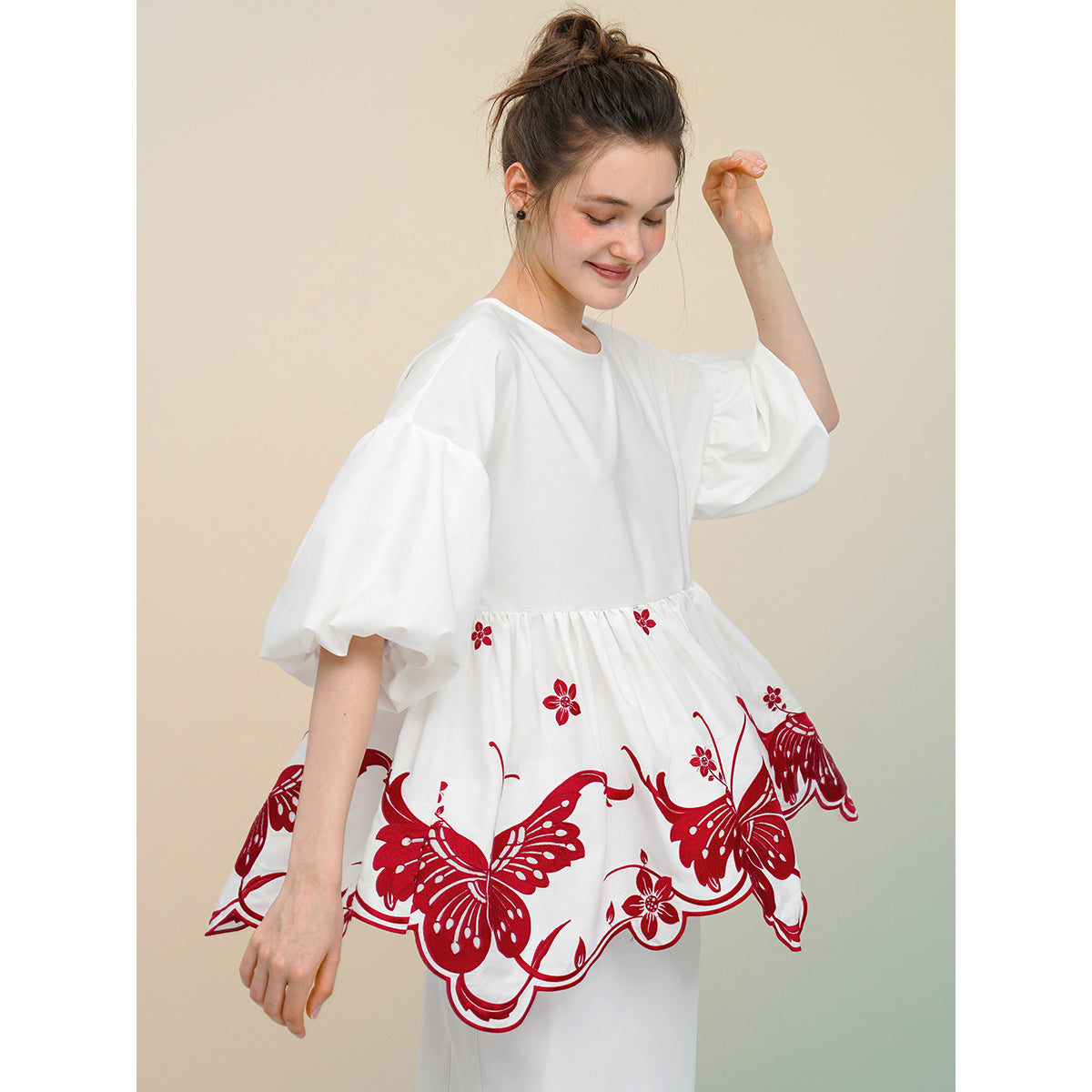 蝶々と花の刺繍トップス