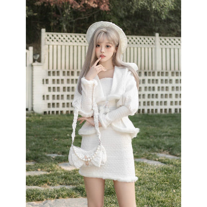 純白の令嬢のツイードジャケットとハーフスカート