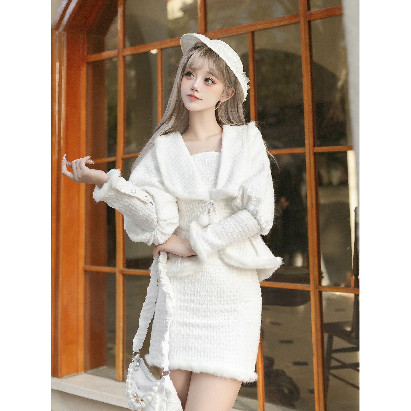 純白の令嬢のツイードジャケットとハーフスカート