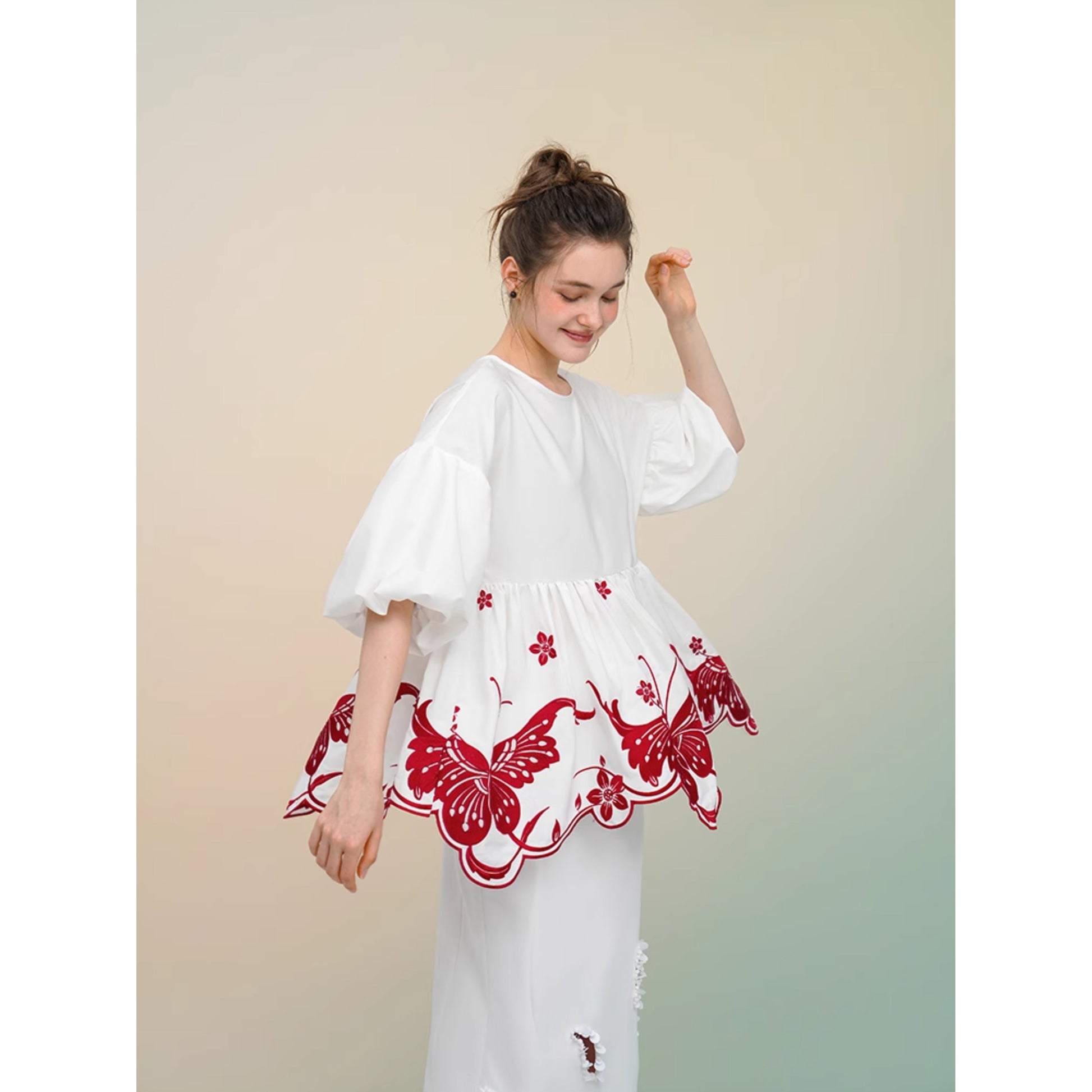 蝶々と花の刺繍トップス