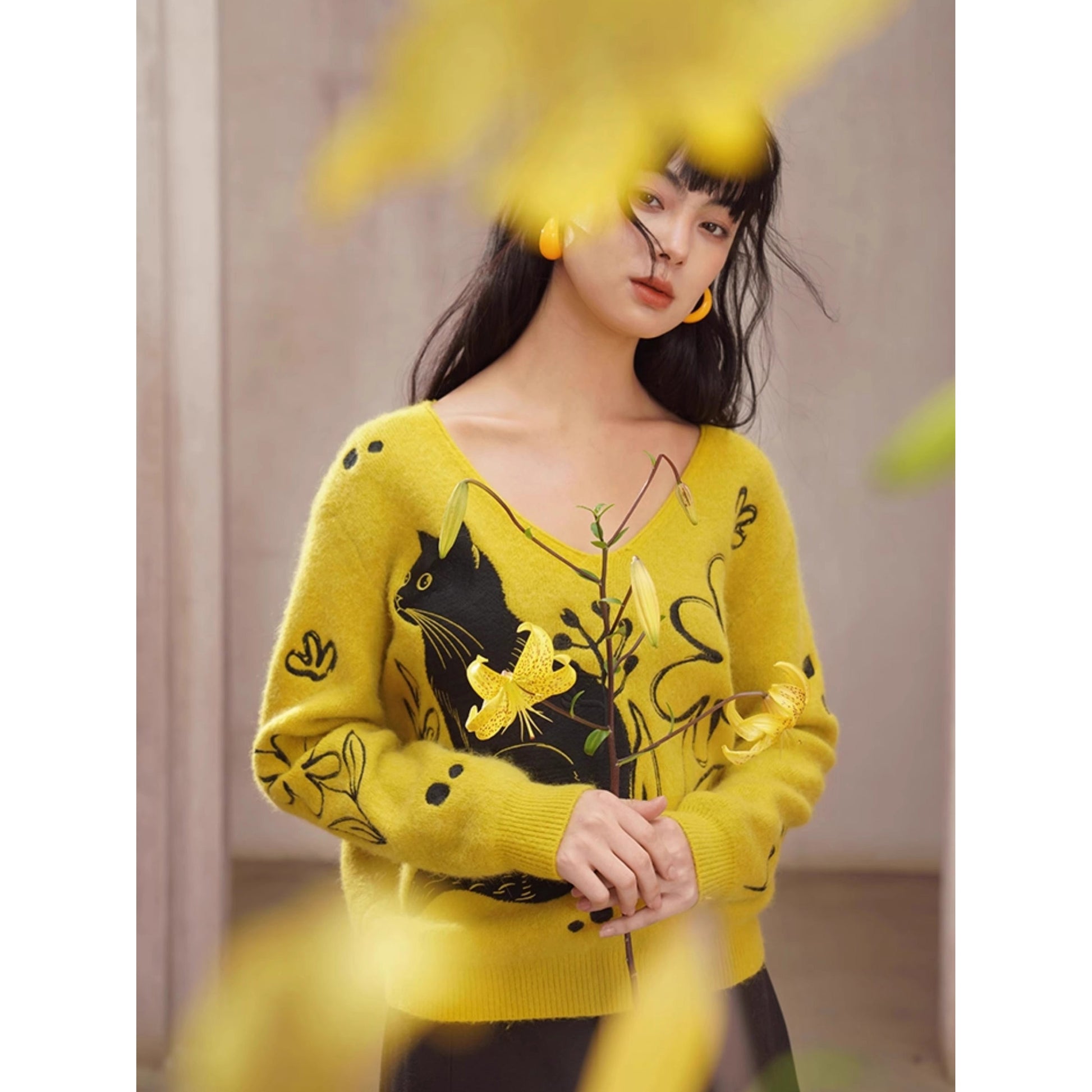 黒猫と花の刺繍ニットセーター