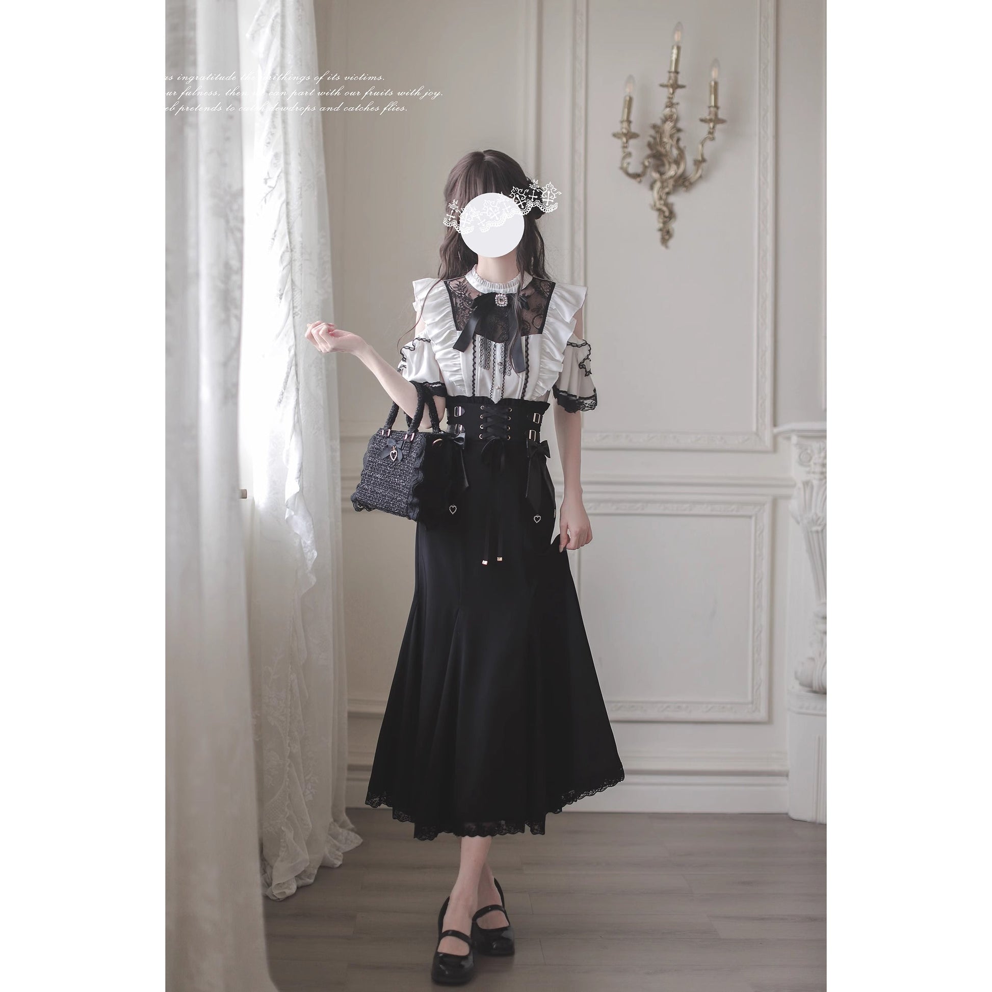 窓辺の令嬢のフリルトップスとコルセットスカート