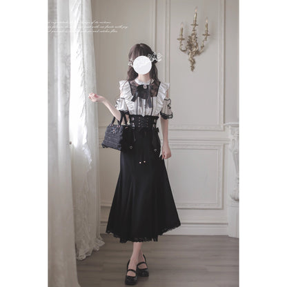 窓辺の令嬢のフリルトップスとコルセットスカート