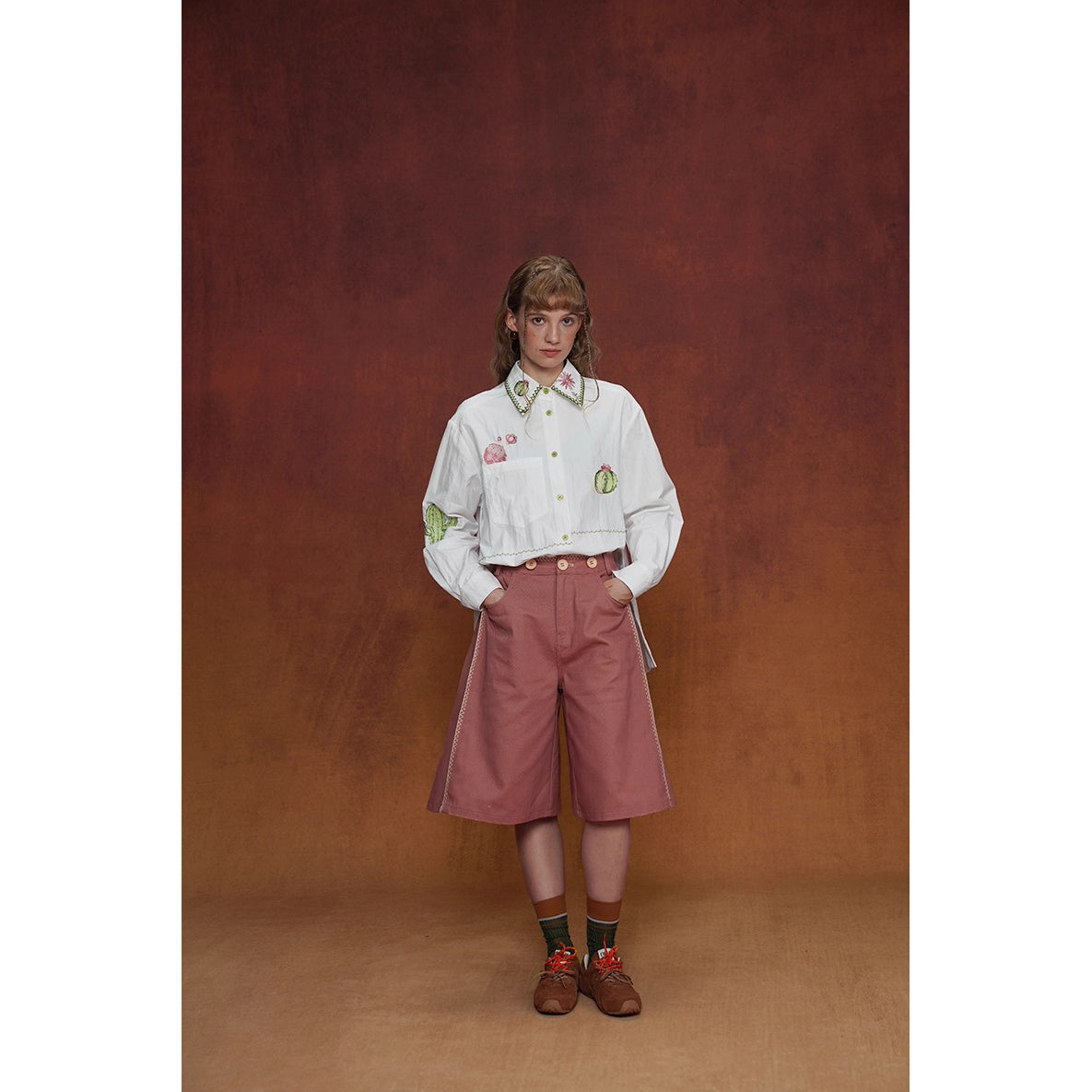 煉瓦色の刺繍ストラップパンツ