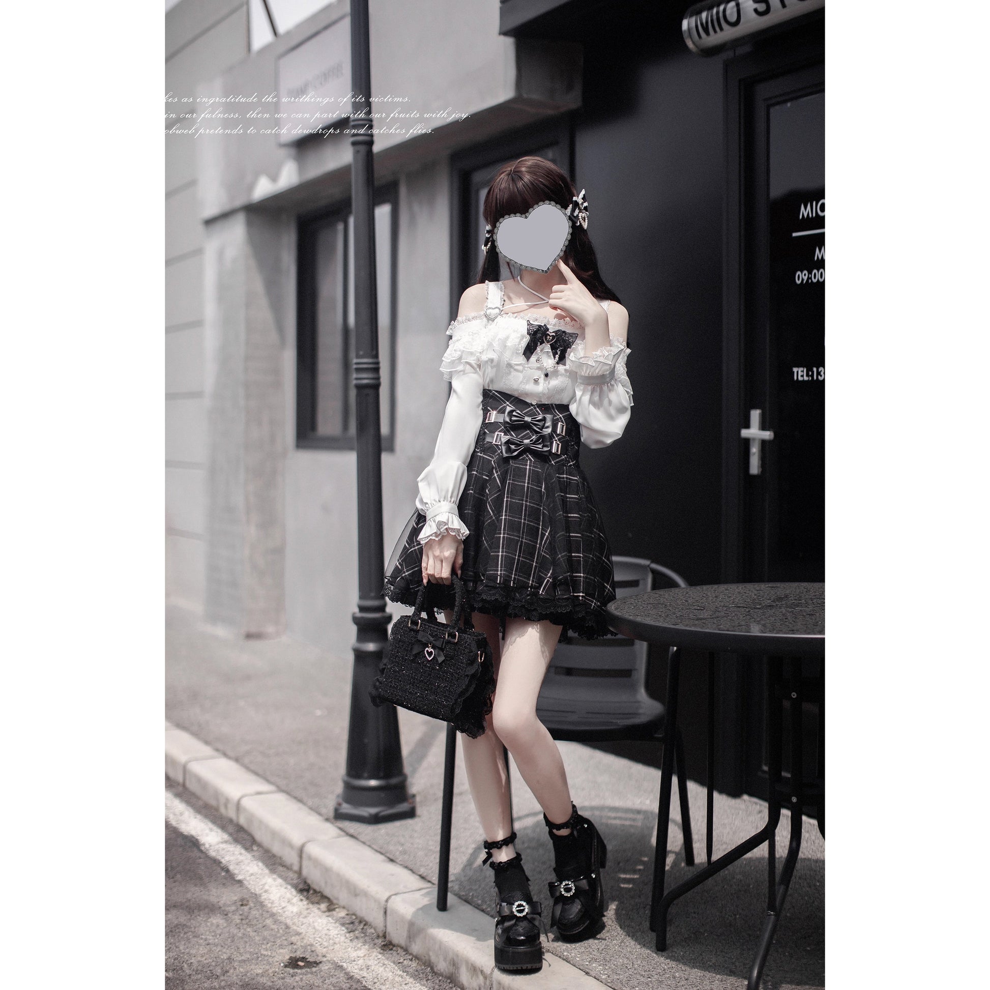 夜曲を奏でるお嬢様のフリルトップスとコルセットスカート