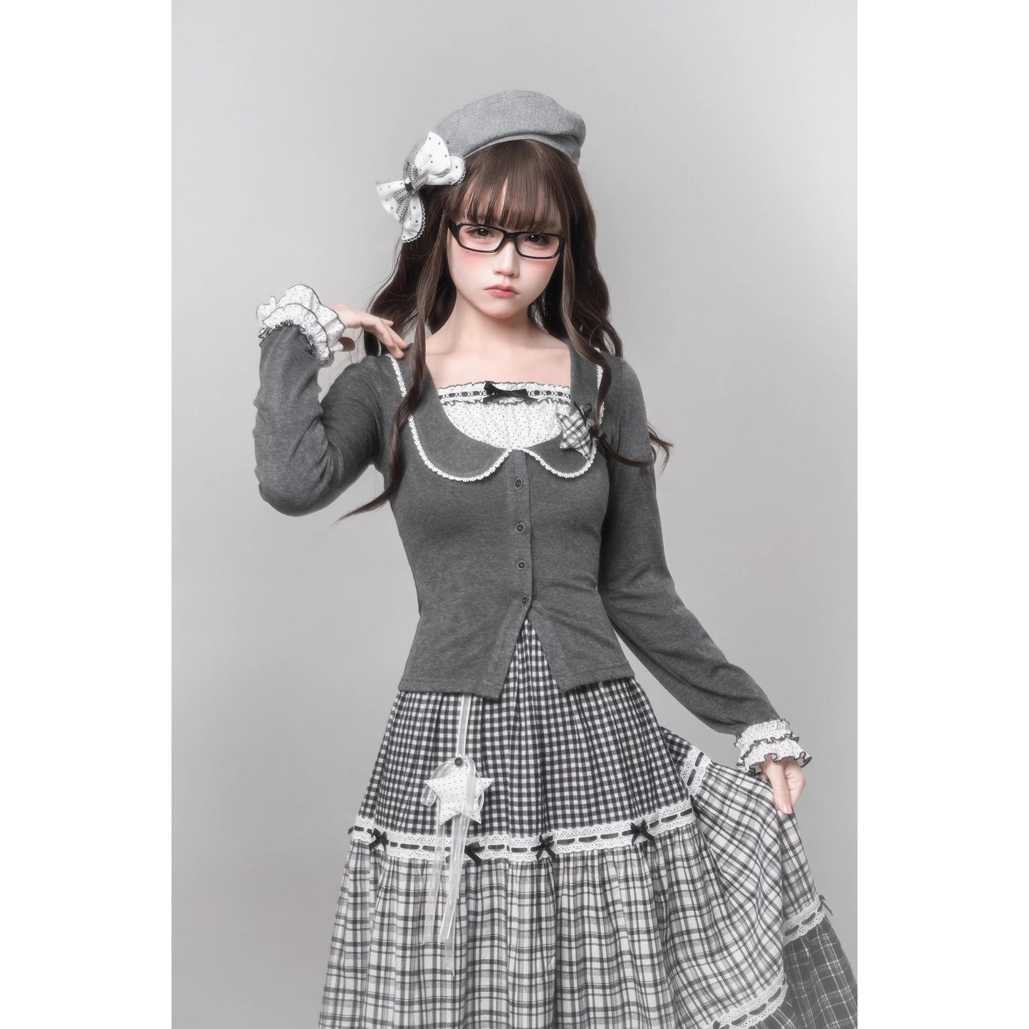 書斎のお嬢様のドッキングトップスとティアードスカート