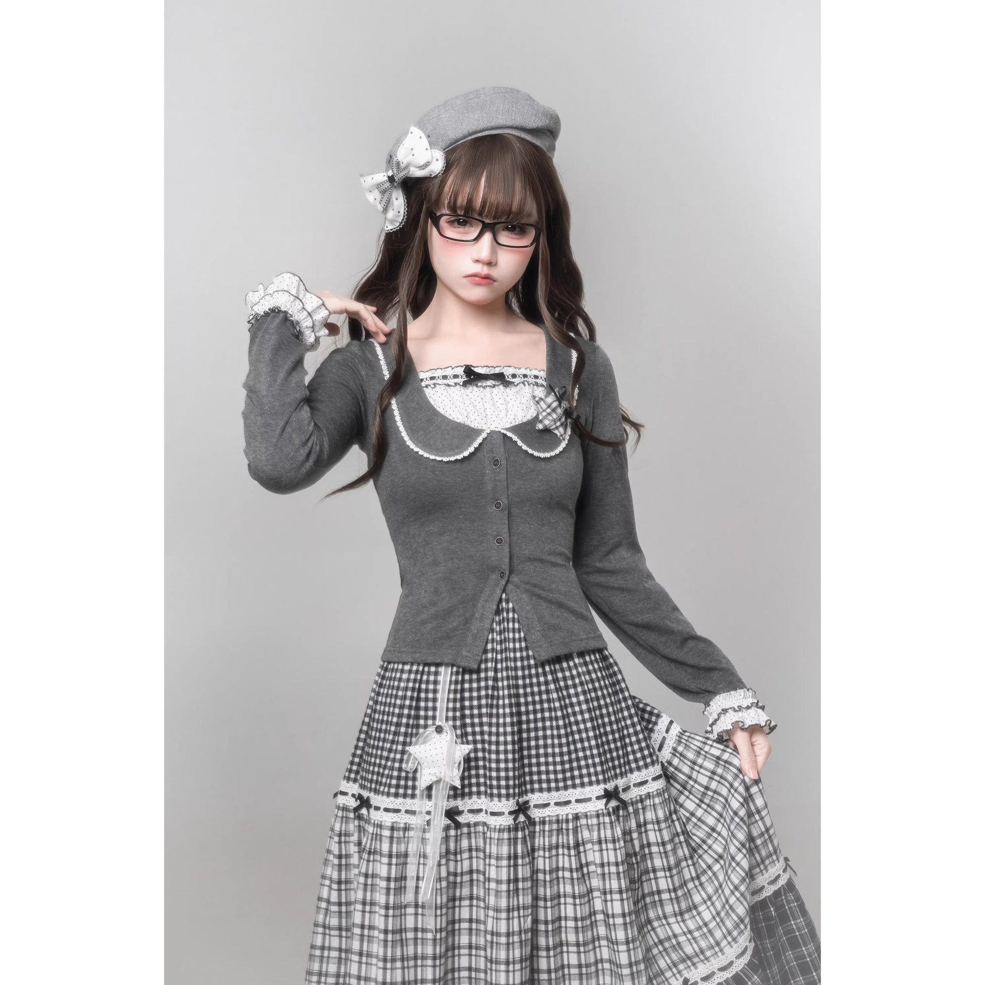 書斎のお嬢様のドッキングトップスとティアードスカート