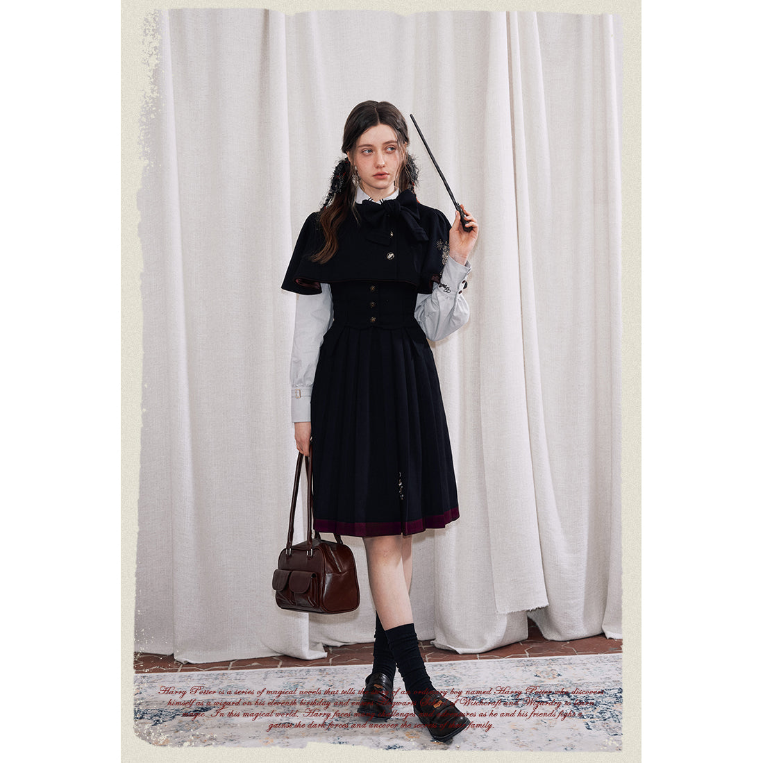 魔法学校の刺繍ジャンパースカートとショートケープ