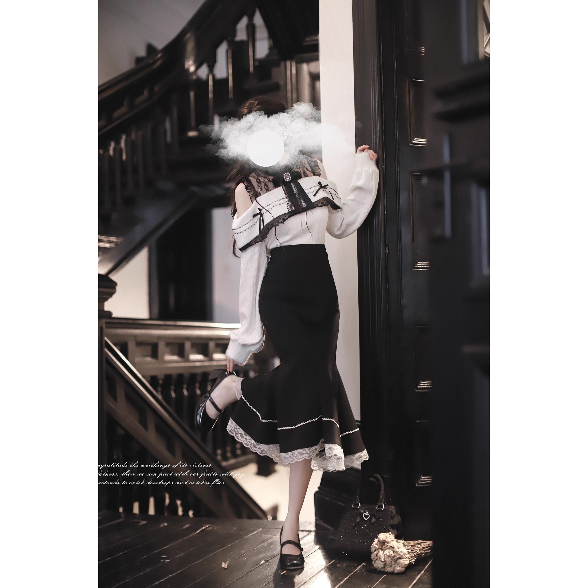 夜会の令嬢のニットトップスとマーメイドスカート