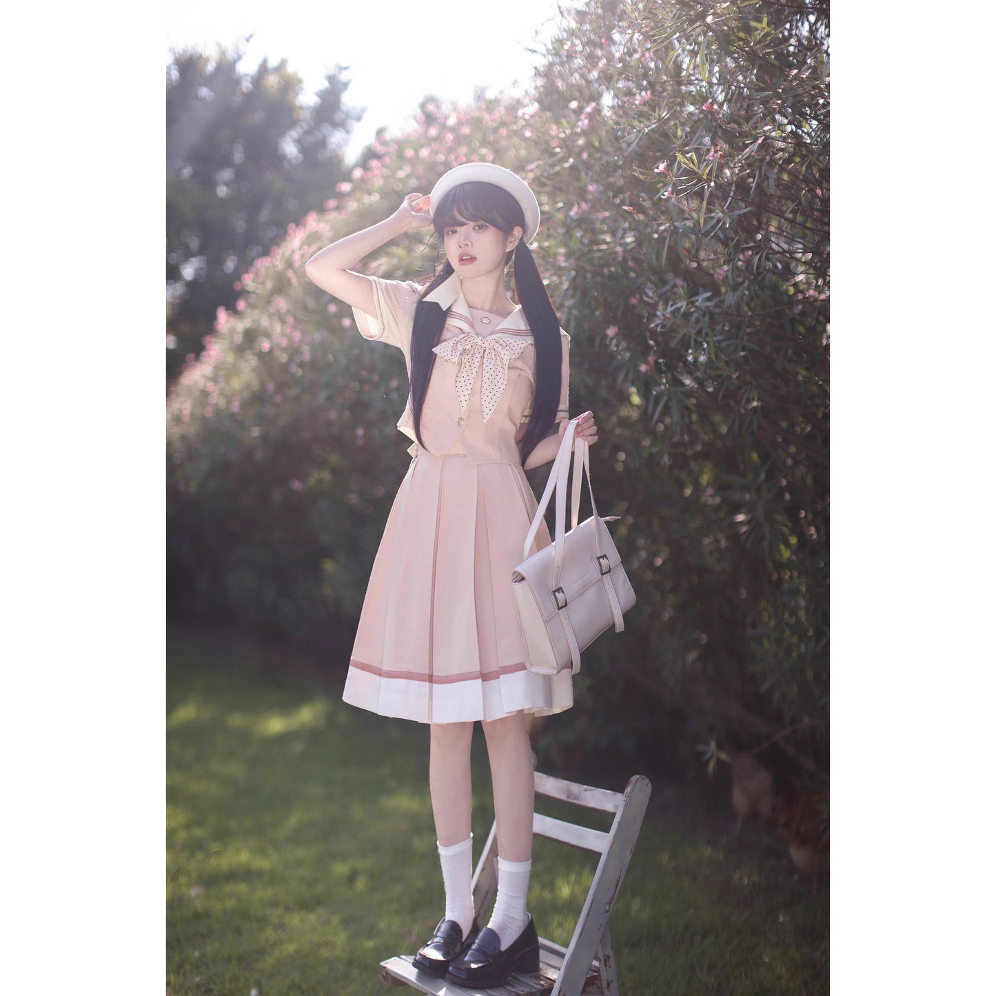 桜色のお嬢様の文学セーラーブラウスとプリーツスカート