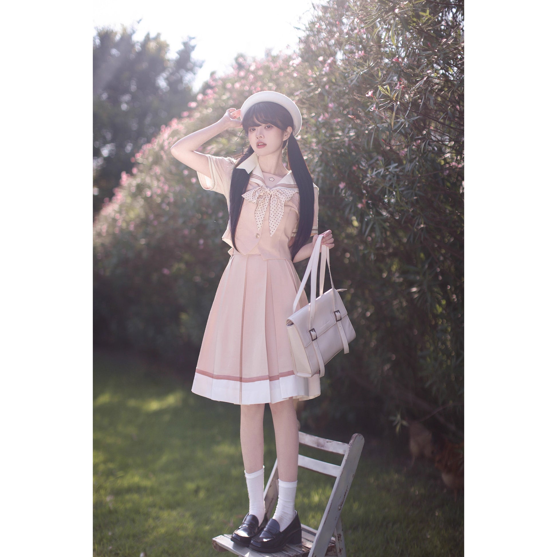 桜色のお嬢様の文学セーラーブラウスとプリーツスカート