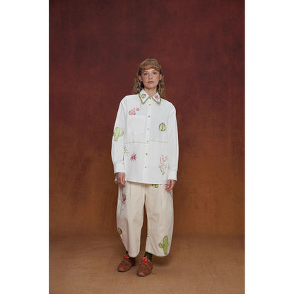 サボテンと花の刺繍ブラウス