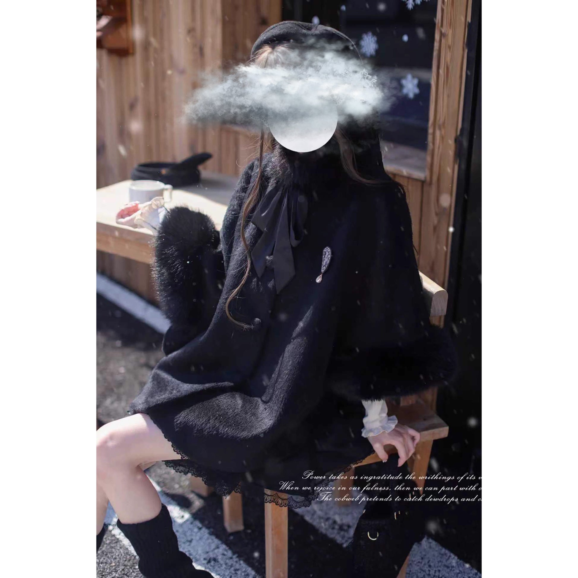 漆黒のお嬢様のウールケープコート