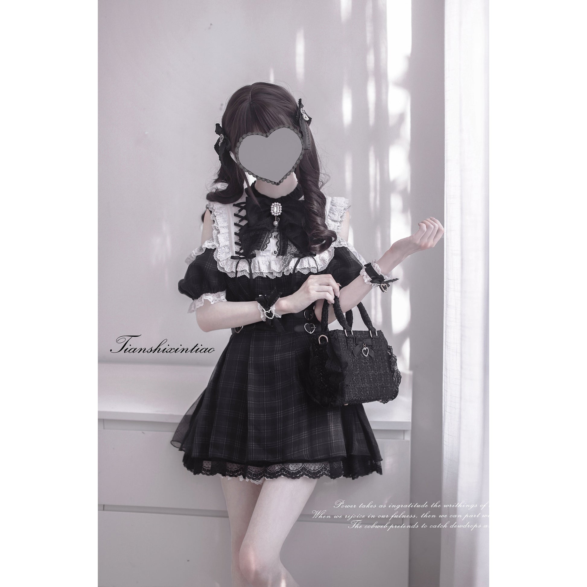 漆黒の堕天使の刺繍フリルワンピース