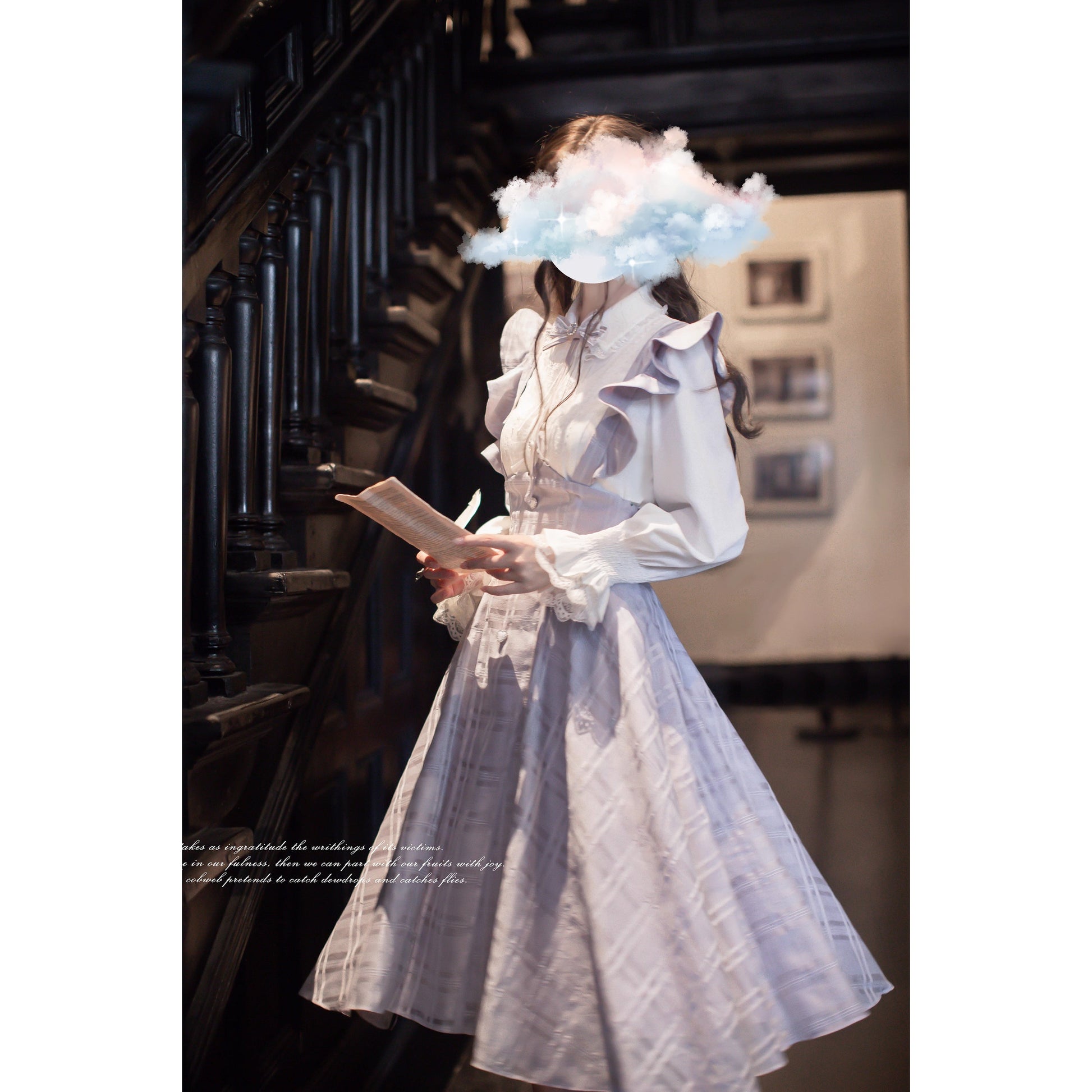 薄紫の令嬢のフリルジャンパースカートとブラウス