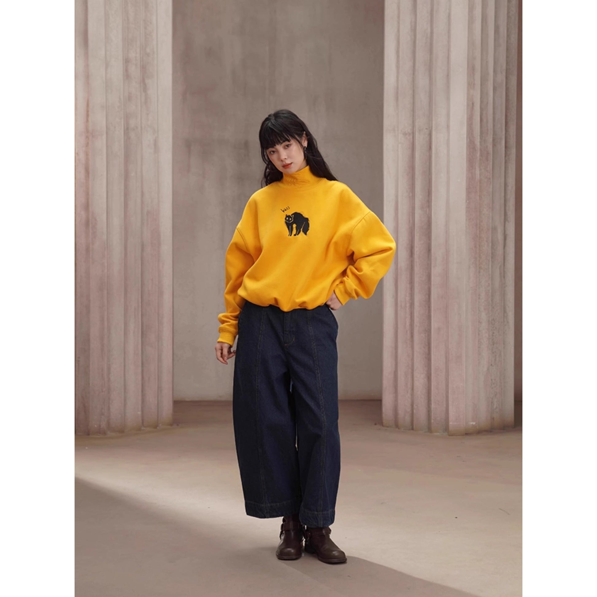 紺藍色のクロップドワイドデニムパンツ