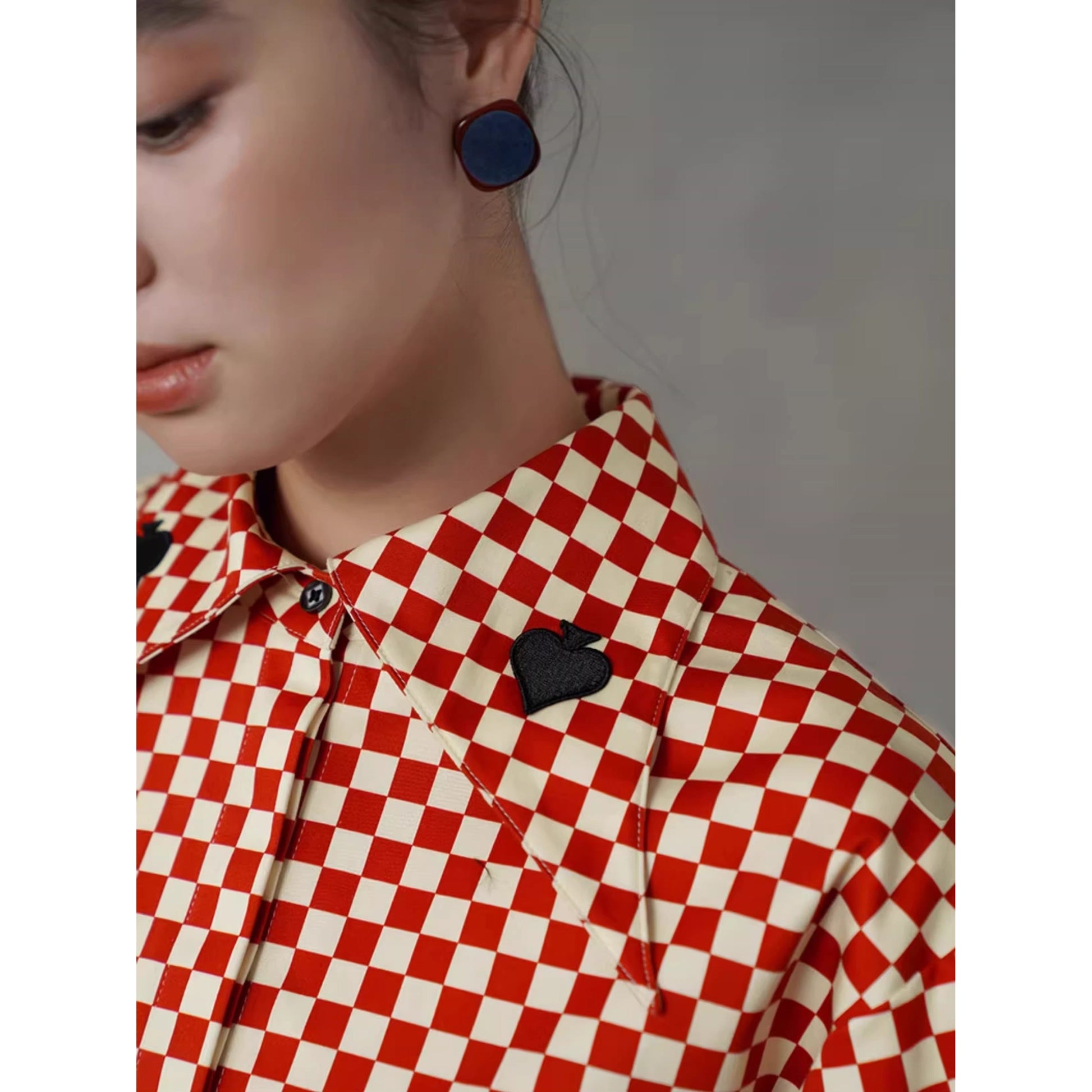 トランプのマークの刺繍ブラウス - Checked