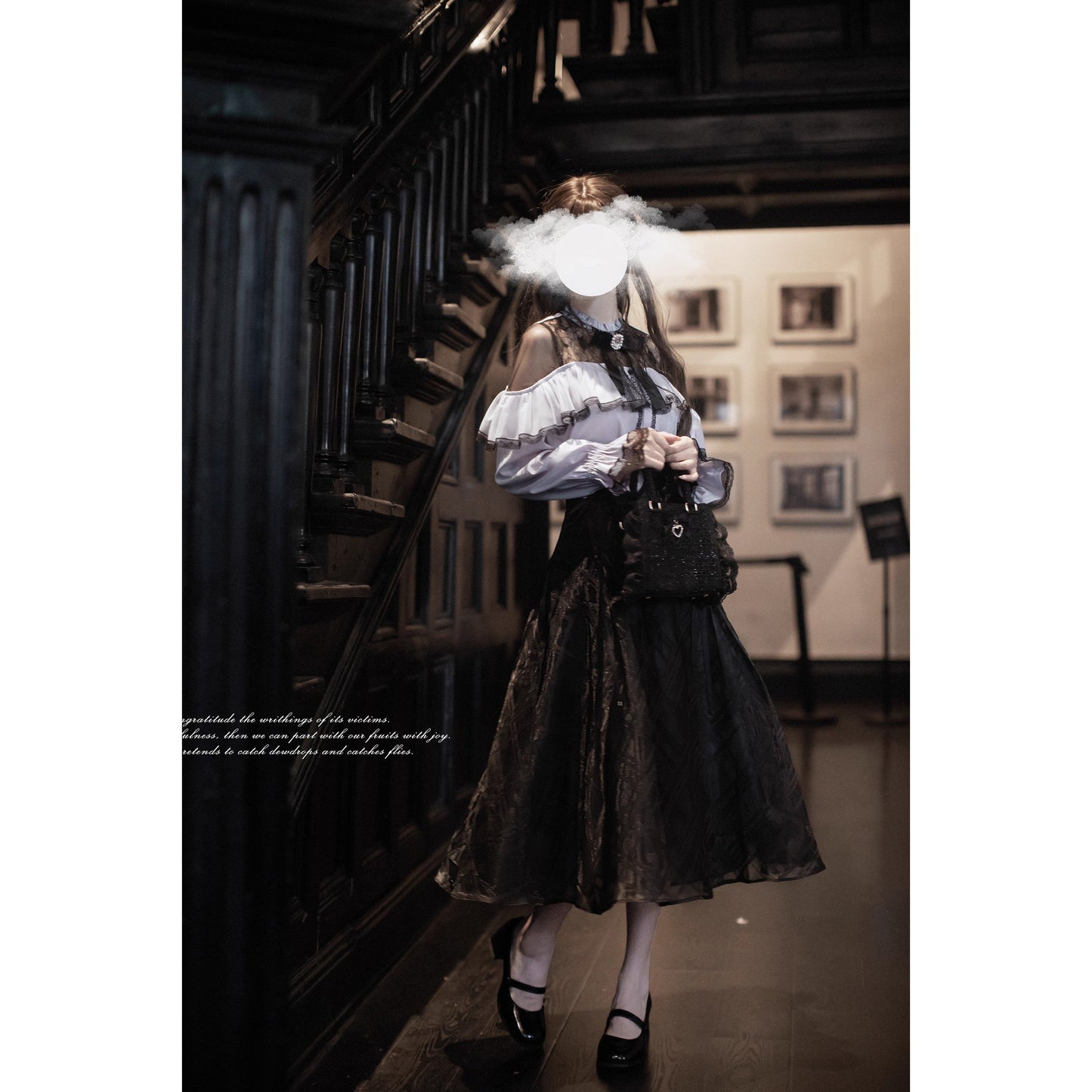 夜会の令嬢のケープトップスとコルセットスカート