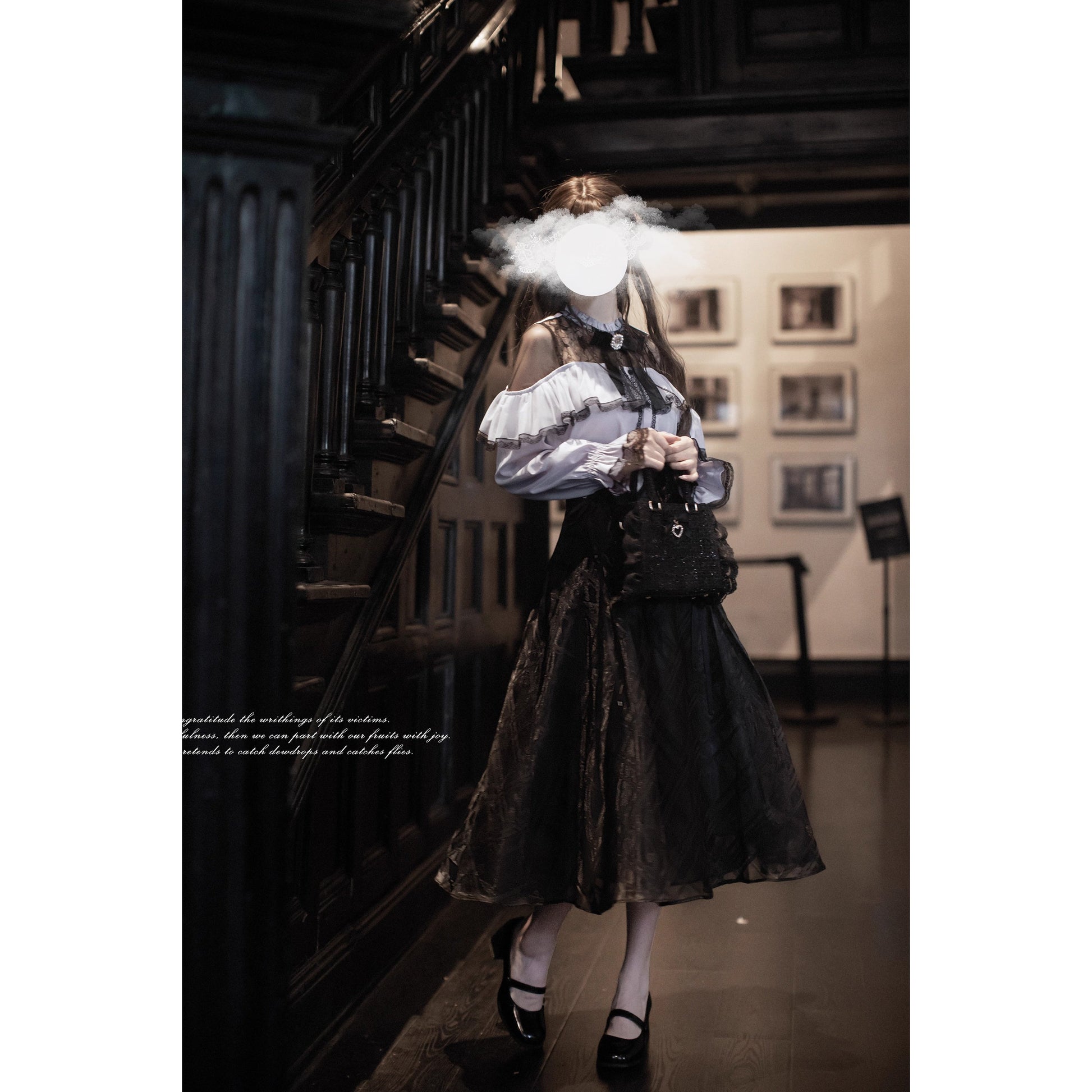 夜会の令嬢のケープトップスとコルセットスカート