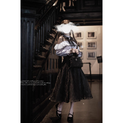 夜会の令嬢のケープトップスとコルセットスカート