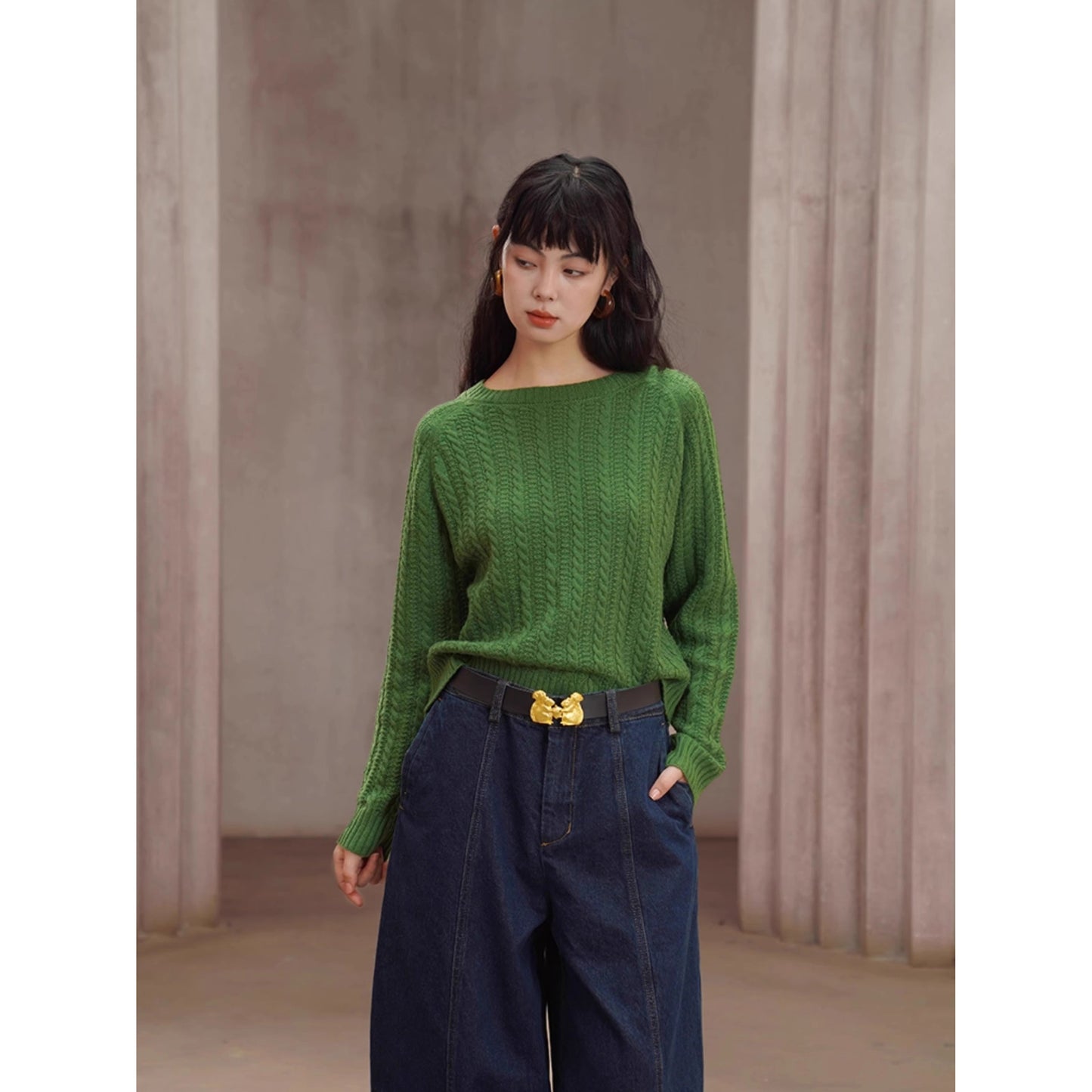 紺藍色のクロップドワイドデニムパンツ