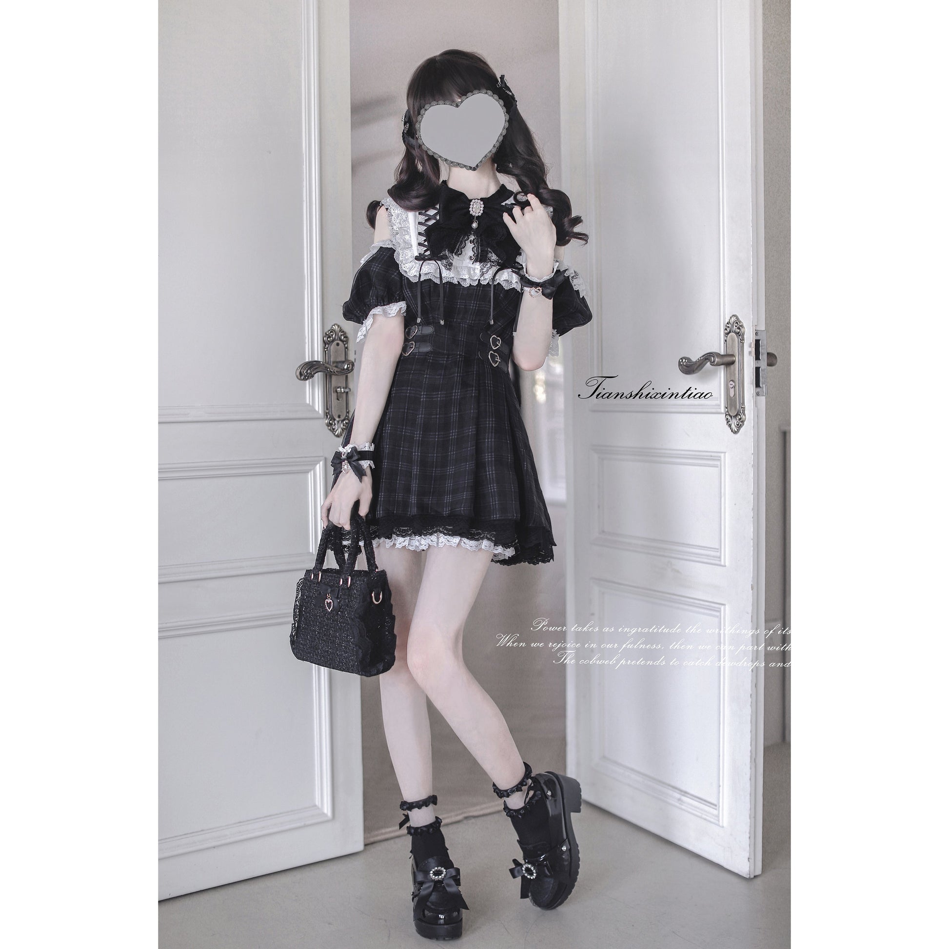 漆黒の堕天使の刺繍フリルワンピース