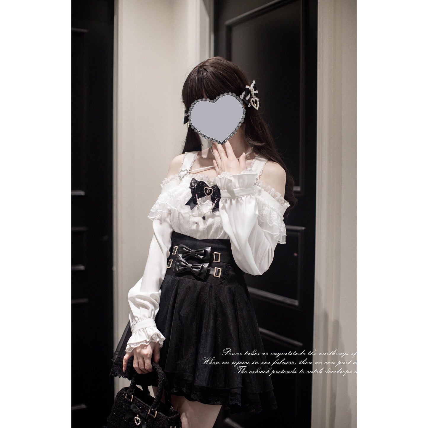 夜曲を奏でるお嬢様のフリルトップスとコルセットスカート