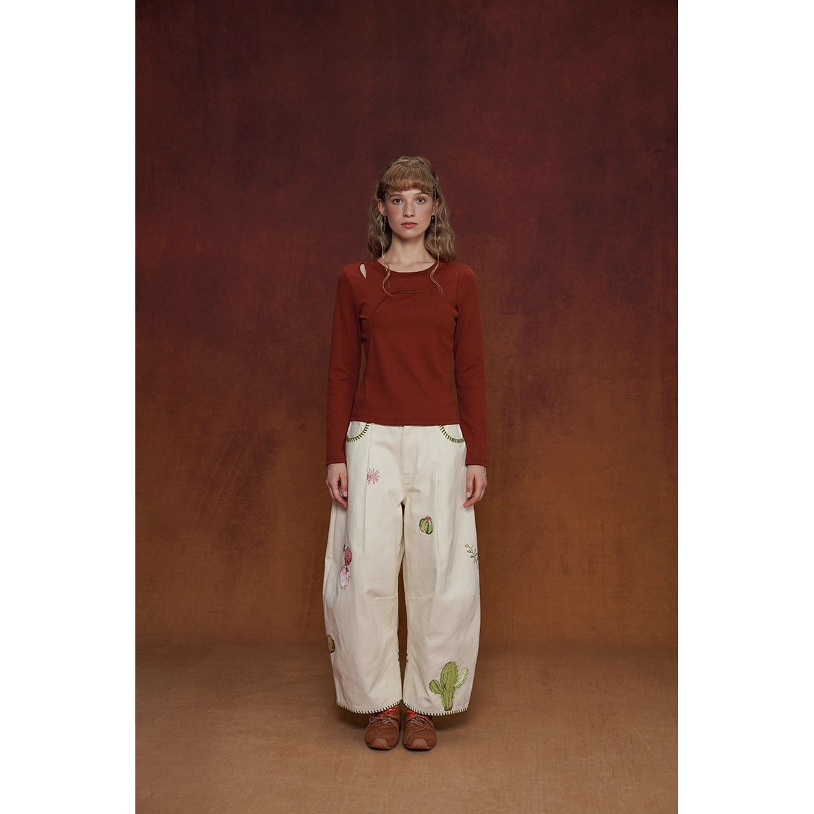 サボテンと花の刺繍ワイドパンツ