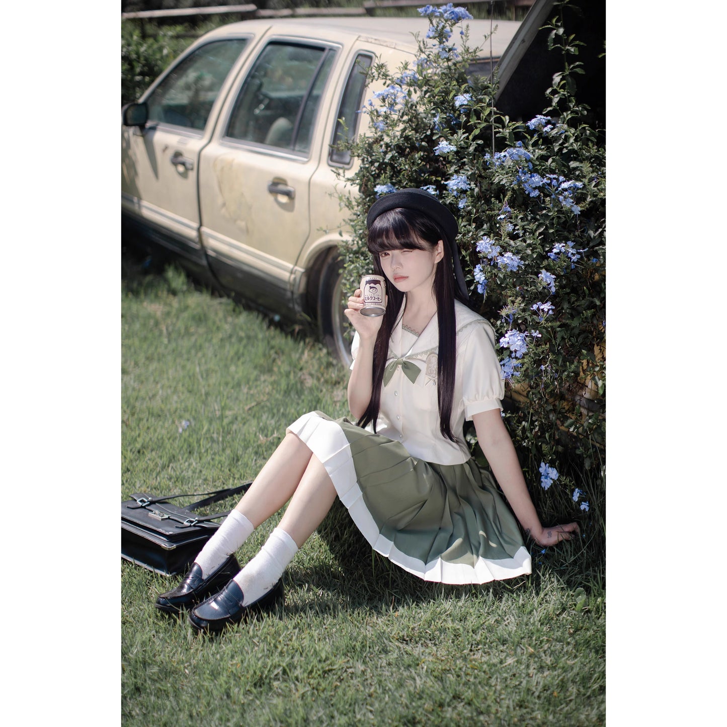 灰緑のお嬢様の文学セーラーブラウスとプリーツスカート